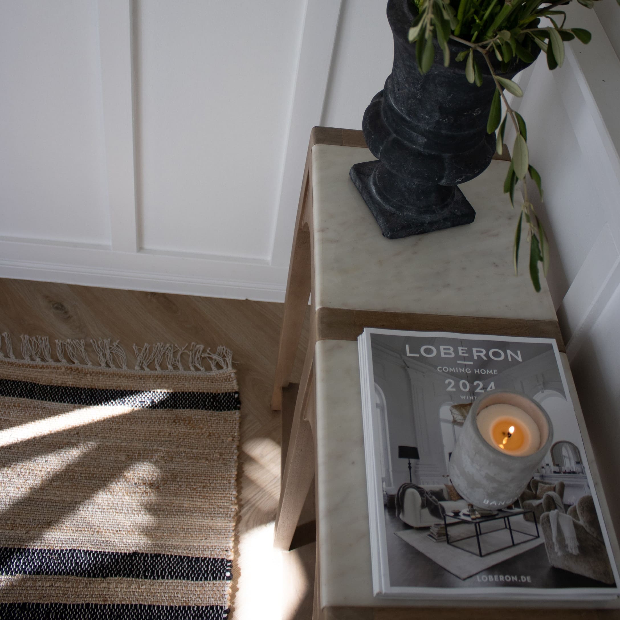 Natuurlijke jute vloerkleed met beige en zwarte strepen op houten vloer in modern interieur