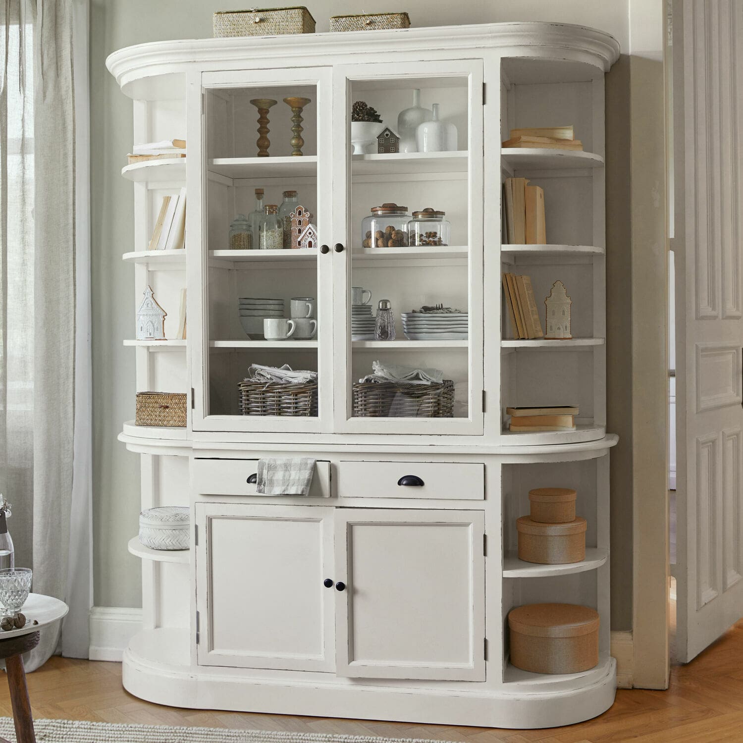 Kast Louisiana Witte houten vitrinekast met glazen deuren en zijplanken voor boeken en decoratie