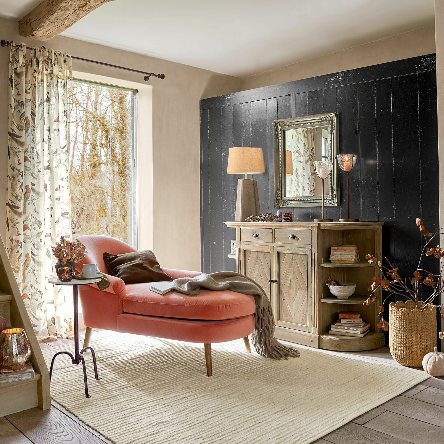 Vloerkleed Gentilla Roze fluwelen chaise longue in gezellige woonkamer met houten dressoir en lamp op beige vloerkleed