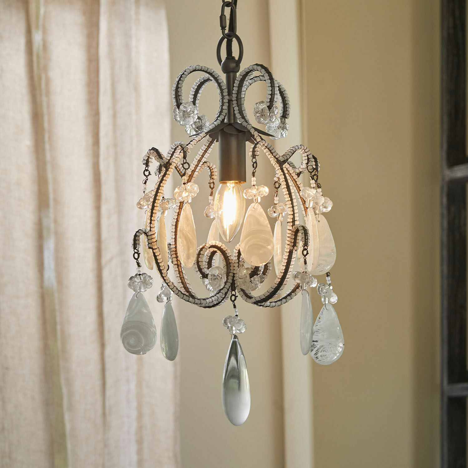 Hanglamp met metalen frame en transparante glazen ornamenten in vintage stijl voor sfeerverlichting