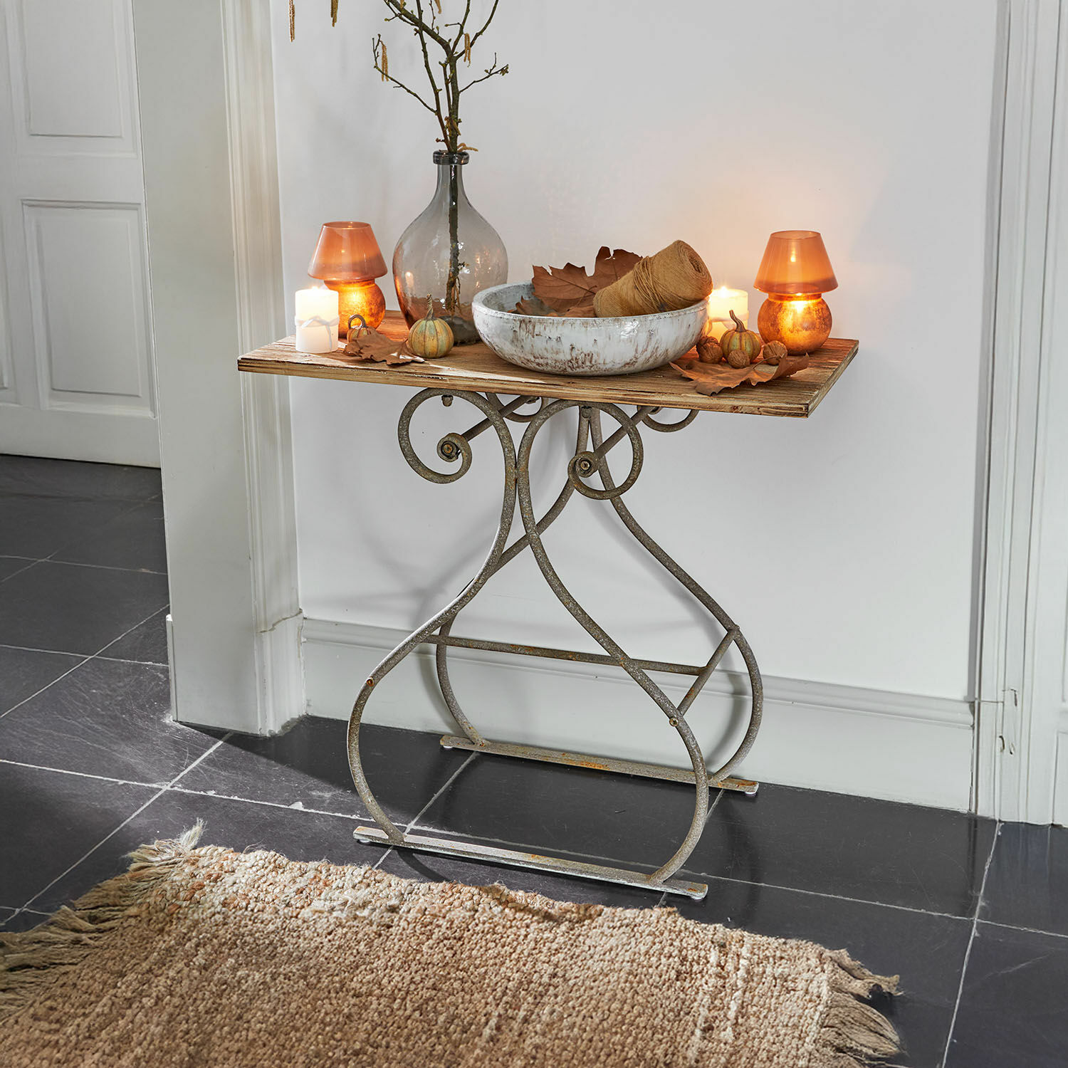 Wandtafel Clermontis Tafel met metalen onderstel en houten blad, versierd met kaarsen en vintage vaas