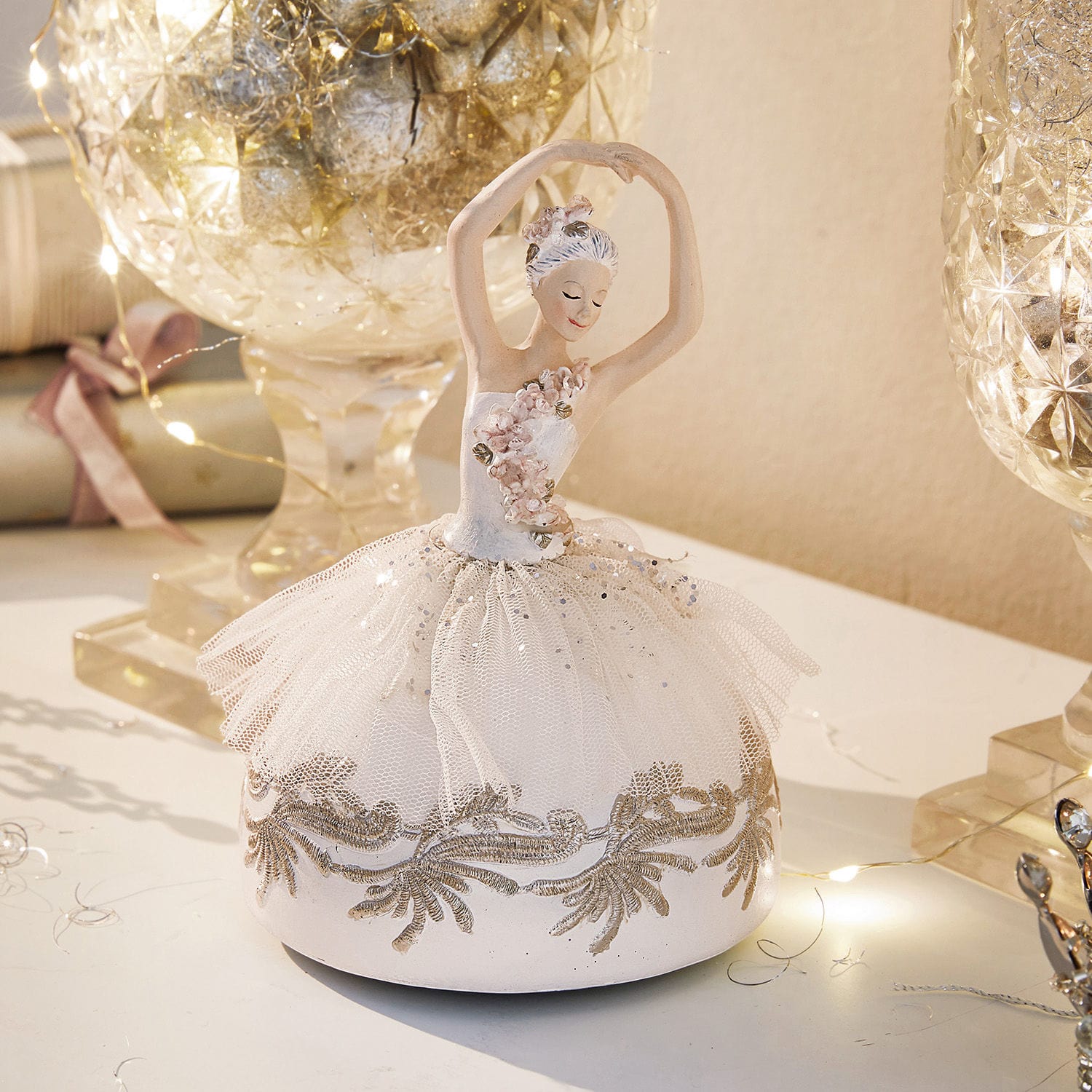 Speelklok Malinka Ballerina-figuur met witte stoffen jurk en gouden versieringen voor interieurdecoratie