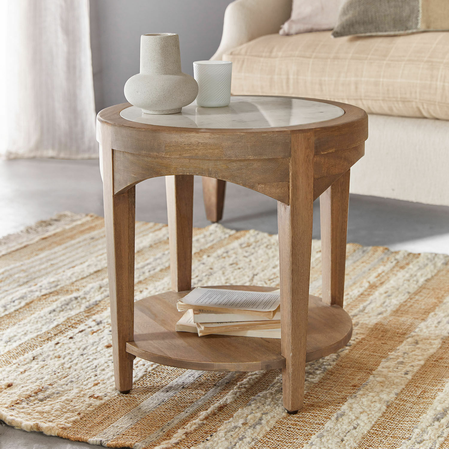 Bijzettafel Annabelle Ronde houten salontafel met marmeren blad in natuurlijke tinten voor woonkamer