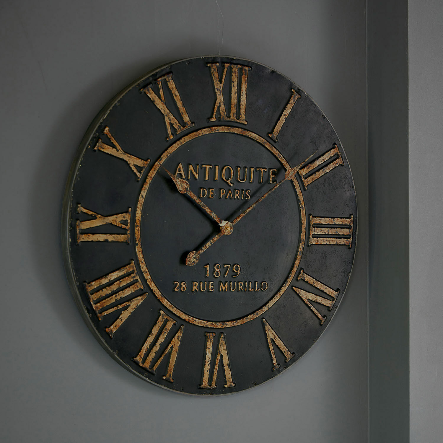 Klok Murillo Grote ronde wandklok van zwart metaal met gouden Romeinse cijfers in vintage stijl voor interieurdecoratie