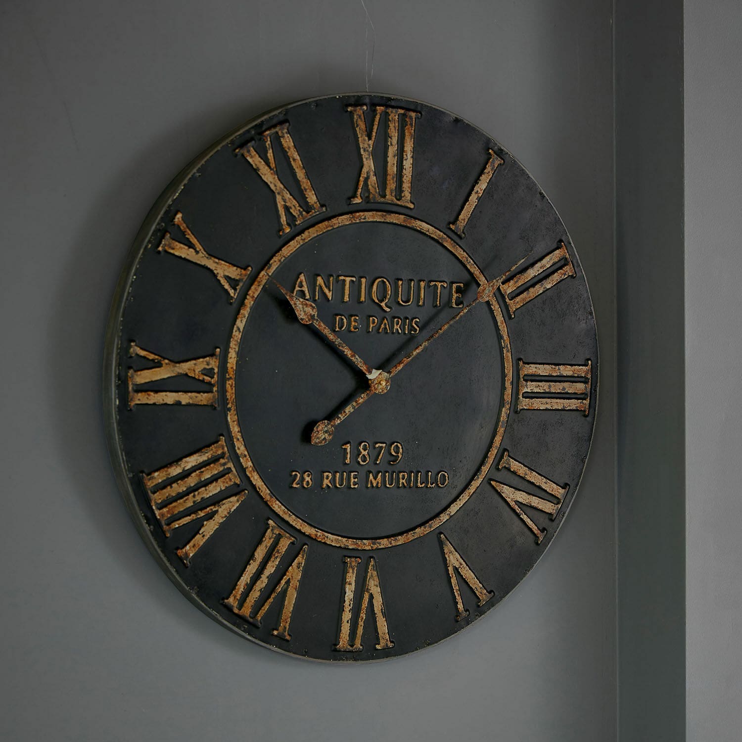 Klok Murillo Grote ronde wandklok van zwart metaal met gouden Romeinse cijfers in vintage stijl voor interieurdecoratie