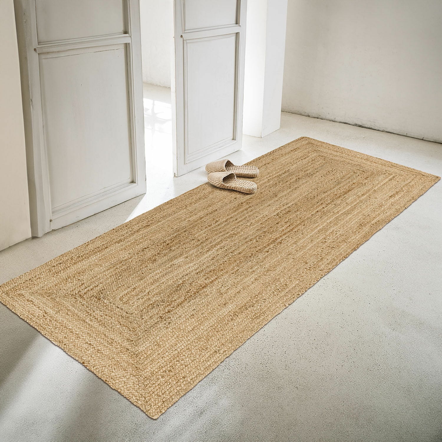 Loper Révalaine Natuurlijke jute vloerkleed in beige op lichte vloer, interieurdecoratie en vloerkbescherming