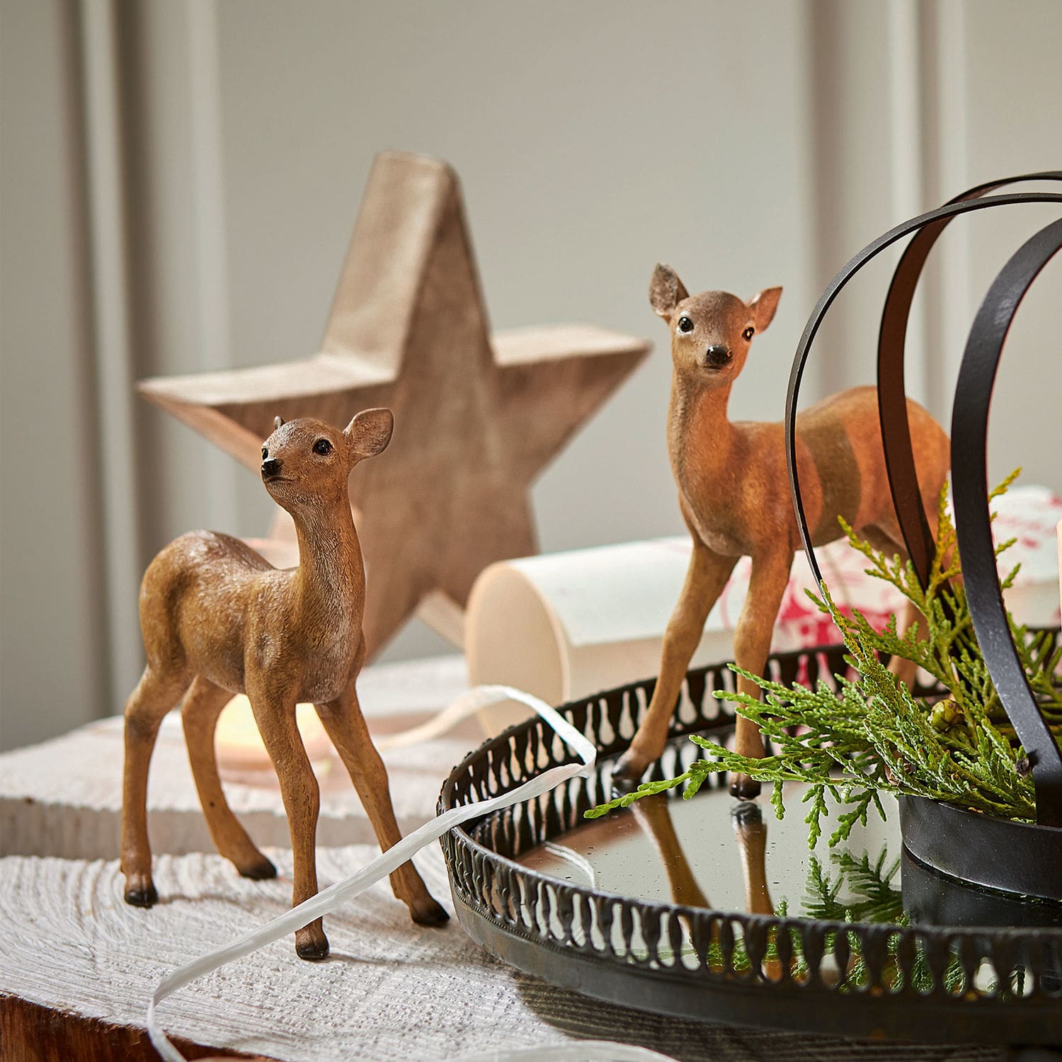 Reekalfje set van 2 Plantis Twee bruine hertenfiguren op houten tafel met metalen dienblad en groene takken als decoratie