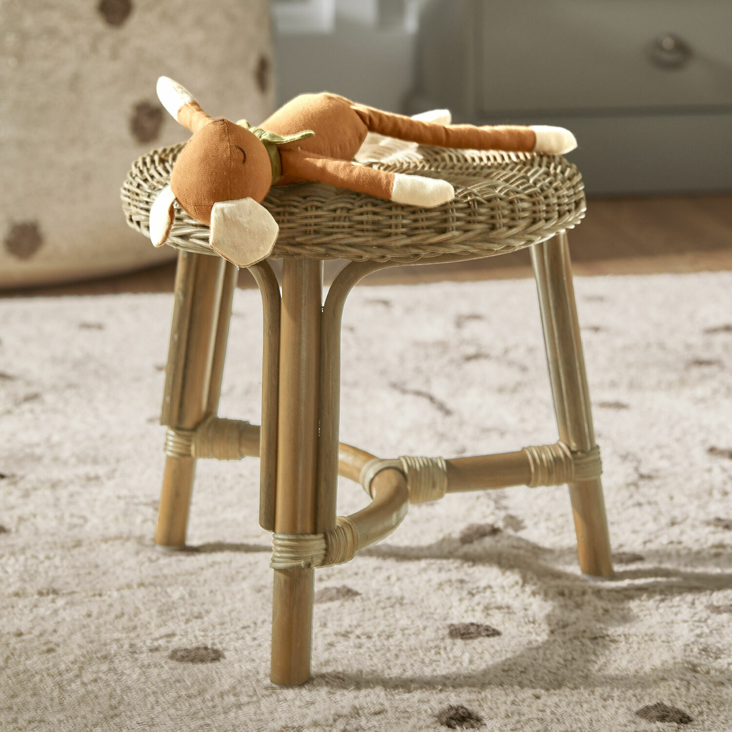 Kruk Dunley Rotan kruk in natuurlijke kleur met knuffel op zacht tapijt in kinderkamer