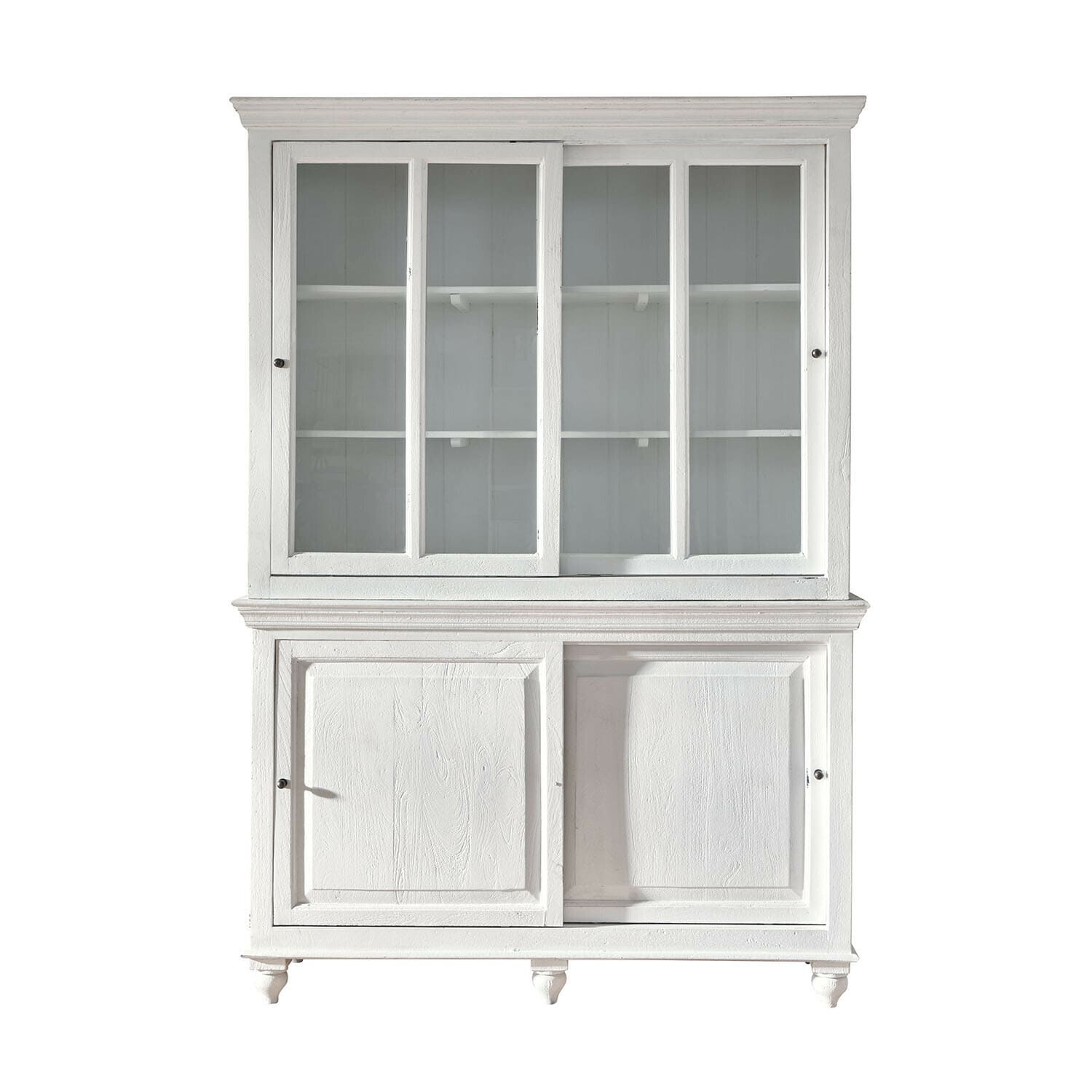 Witte houten vitrinekast met glazen deuren en planken voor opbergruimte in woonkamer