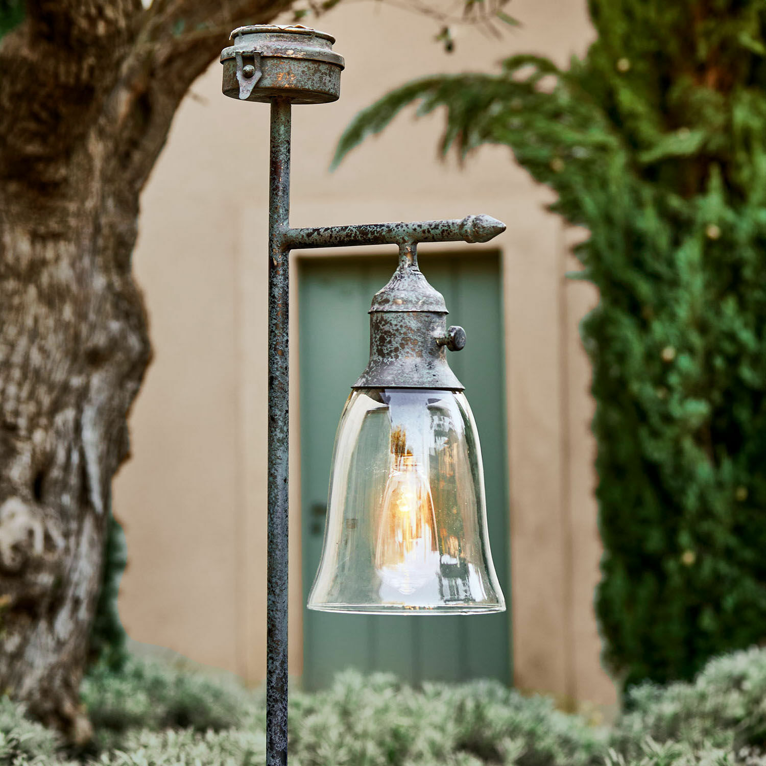Lantaarn op zonne-energie Kobina Buitenlamp van metaal met verouderde afwerking en transparante glazen kap voor tuinverlichting