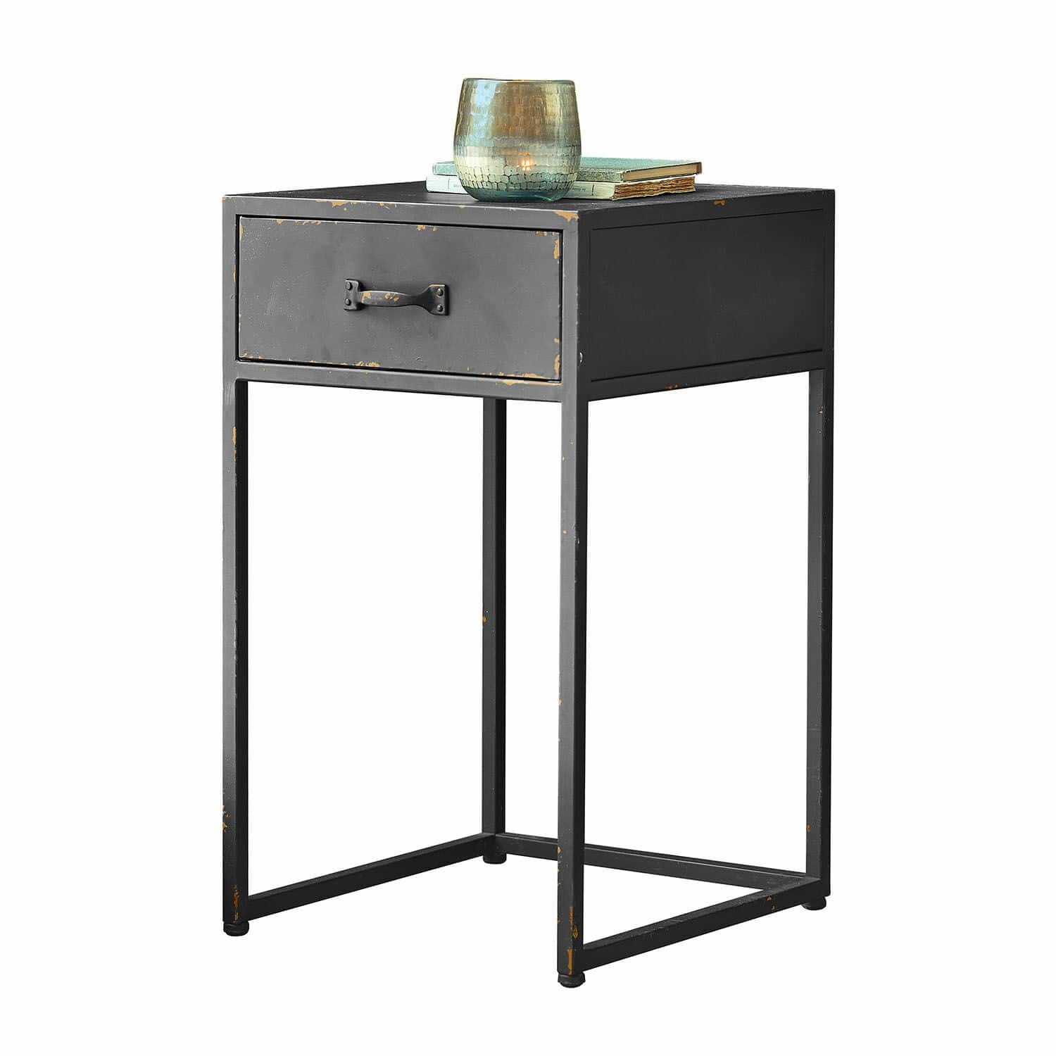 Nachtkastje Lysandor Zwart metalen nachtkastje met één lade en decoratieve windlicht erop