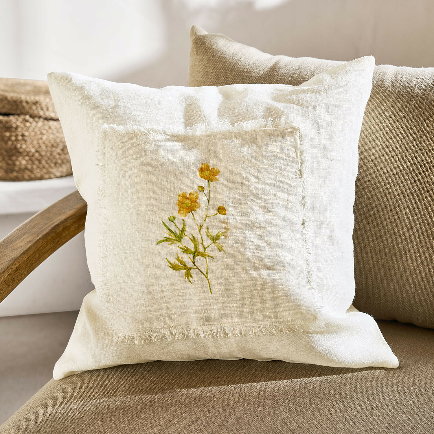 Decoratief kussen van crème linnen met gele bloemenprint en franjes aan de randen