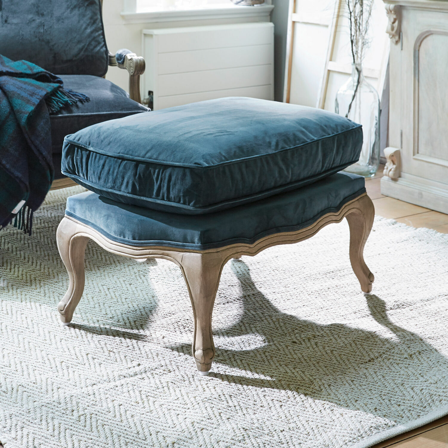 Footstool Corlay Voetenbank met houten frame en zachte blauwe fluwelen kussen in vintage stijl voor woonkamer