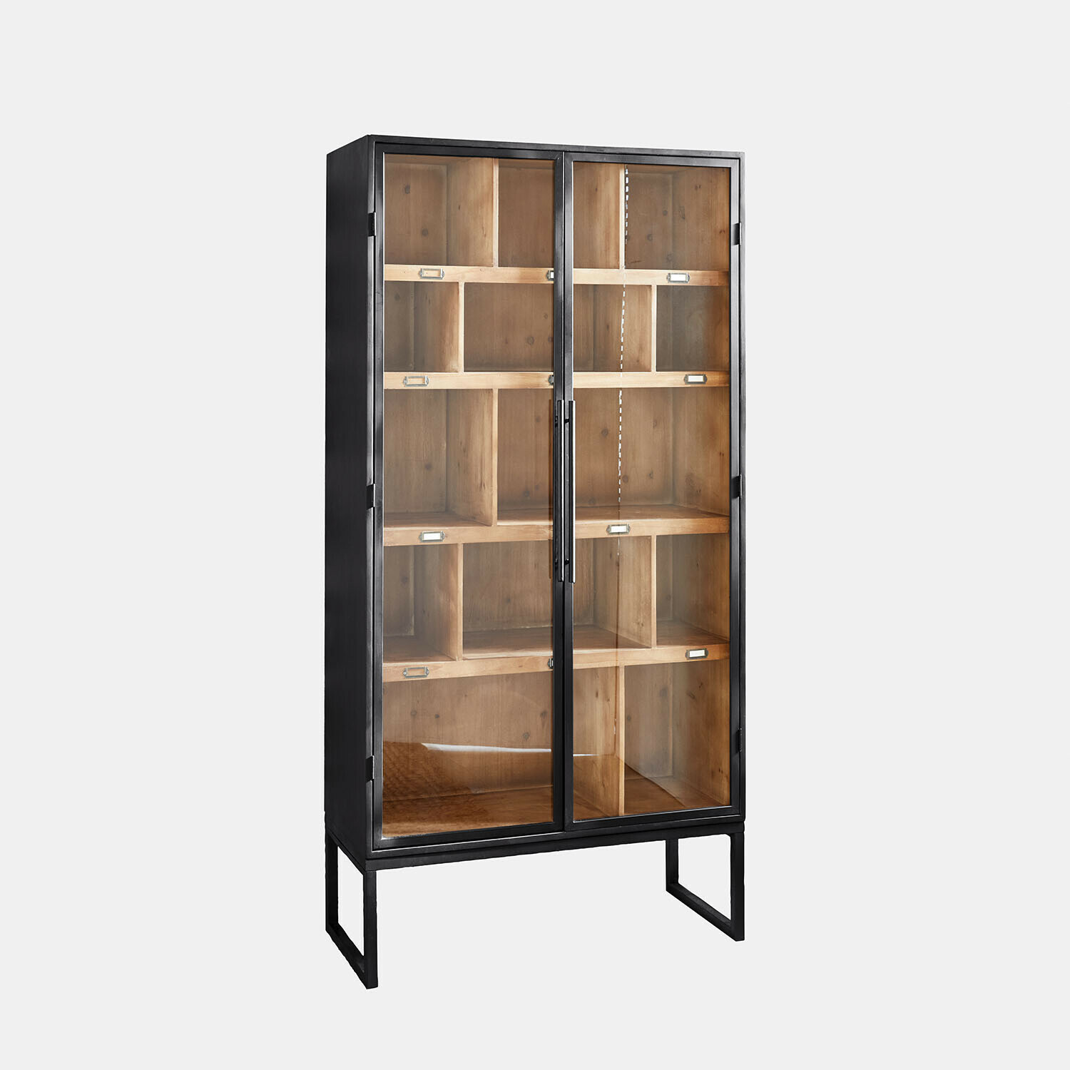 Vitrinekast van zwart metaal en hout met glazen deuren en meerdere planken voor opbergruimte