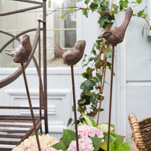 Decoratieve bruine metalen vogels op stokken voor tuin of bloempotten