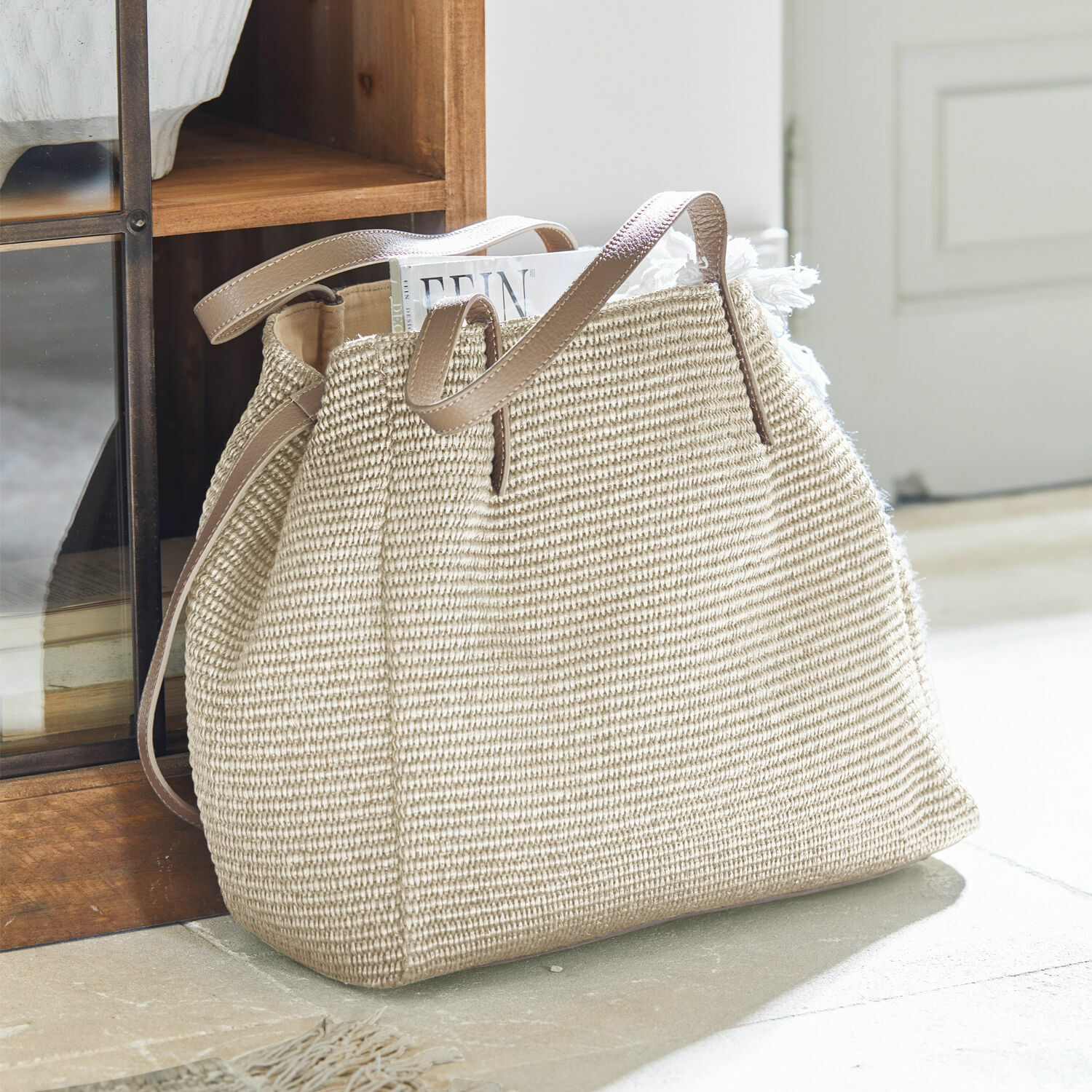 Beige tas van geweven materiaal met bruine leren handvatten, stijlvolle boodschappentas