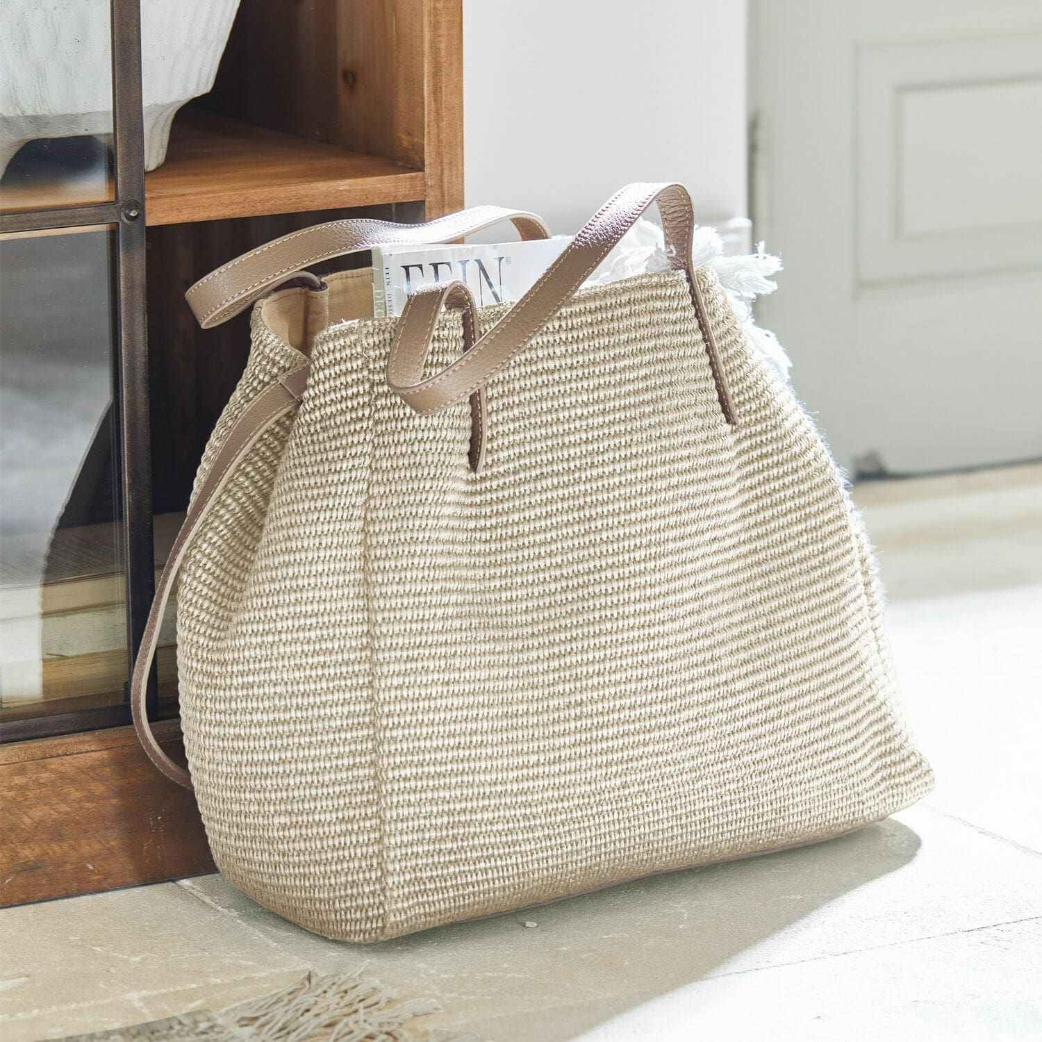 Tas Treffrin Beige tas van geweven materiaal met bruine leren handvatten, stijlvolle boodschappentas