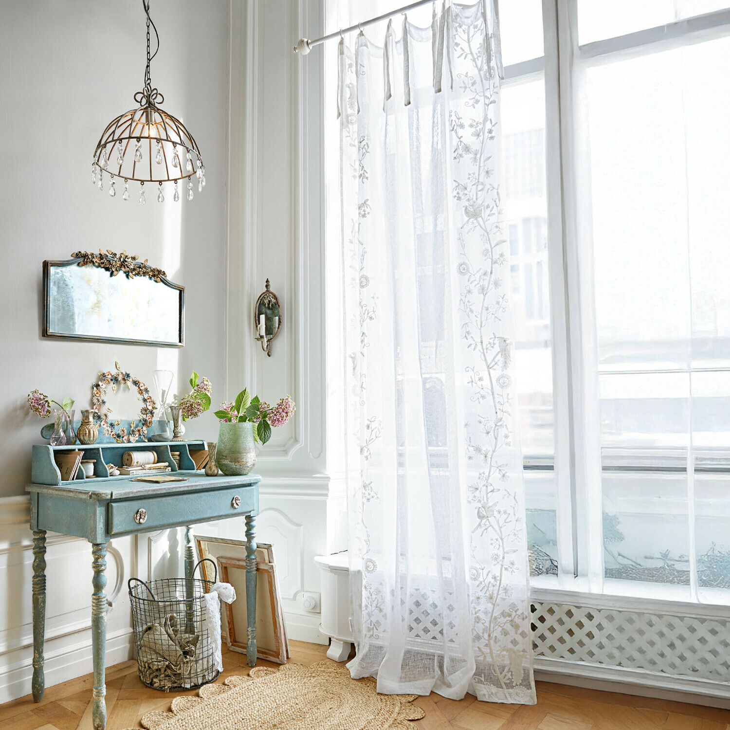 Gordijn Douvaine Blauw houten bureau met decoratieve spiegel en bloemen in lichte klassieke kamer