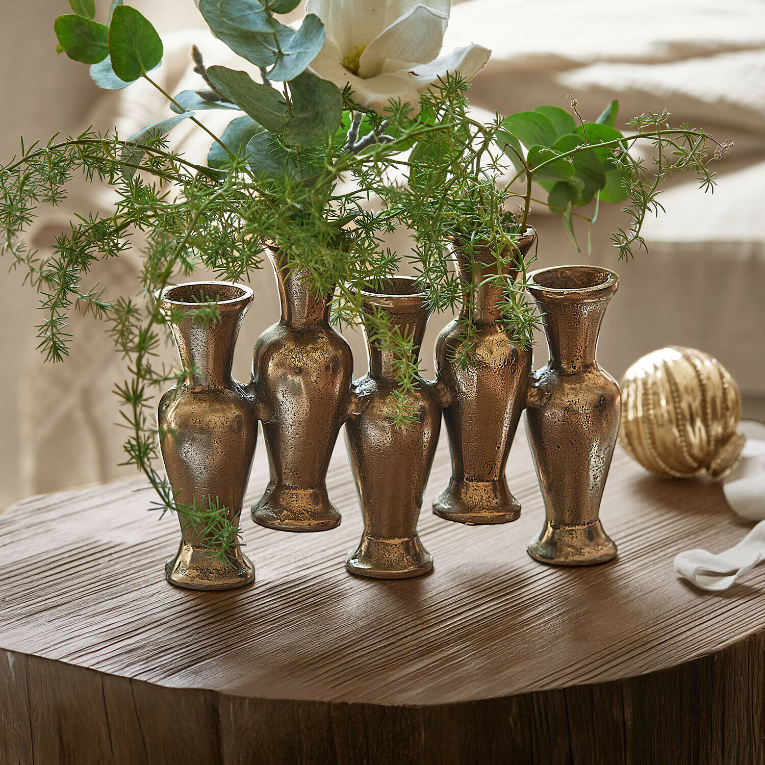 Vaas Soretta Decoratieve messing vaas met vijf verbonden vazen voor groene planten op houten tafel