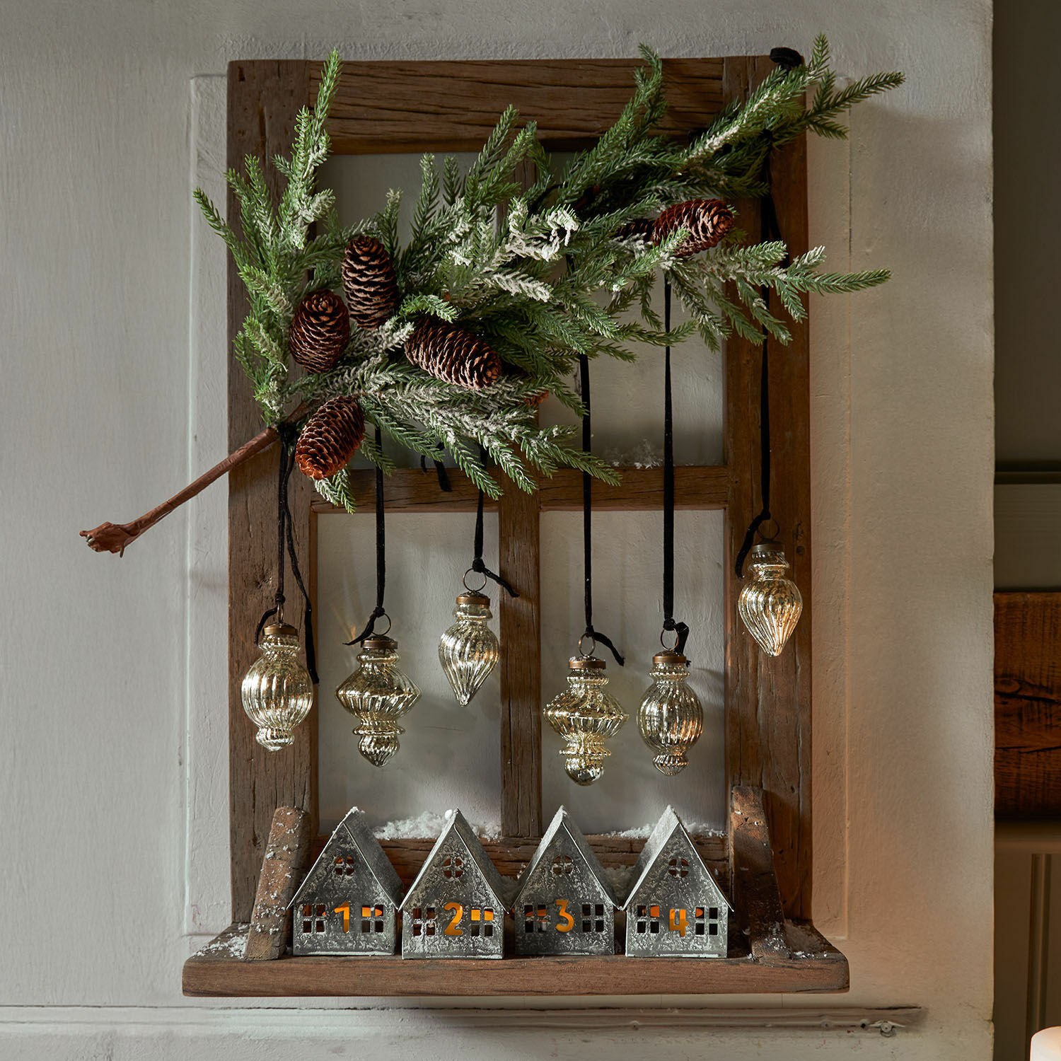 Siervenster Rowenyl Kerstdecoratie met genummerde metalen huisjes en glazen hangers aan houten lijst met dennentak