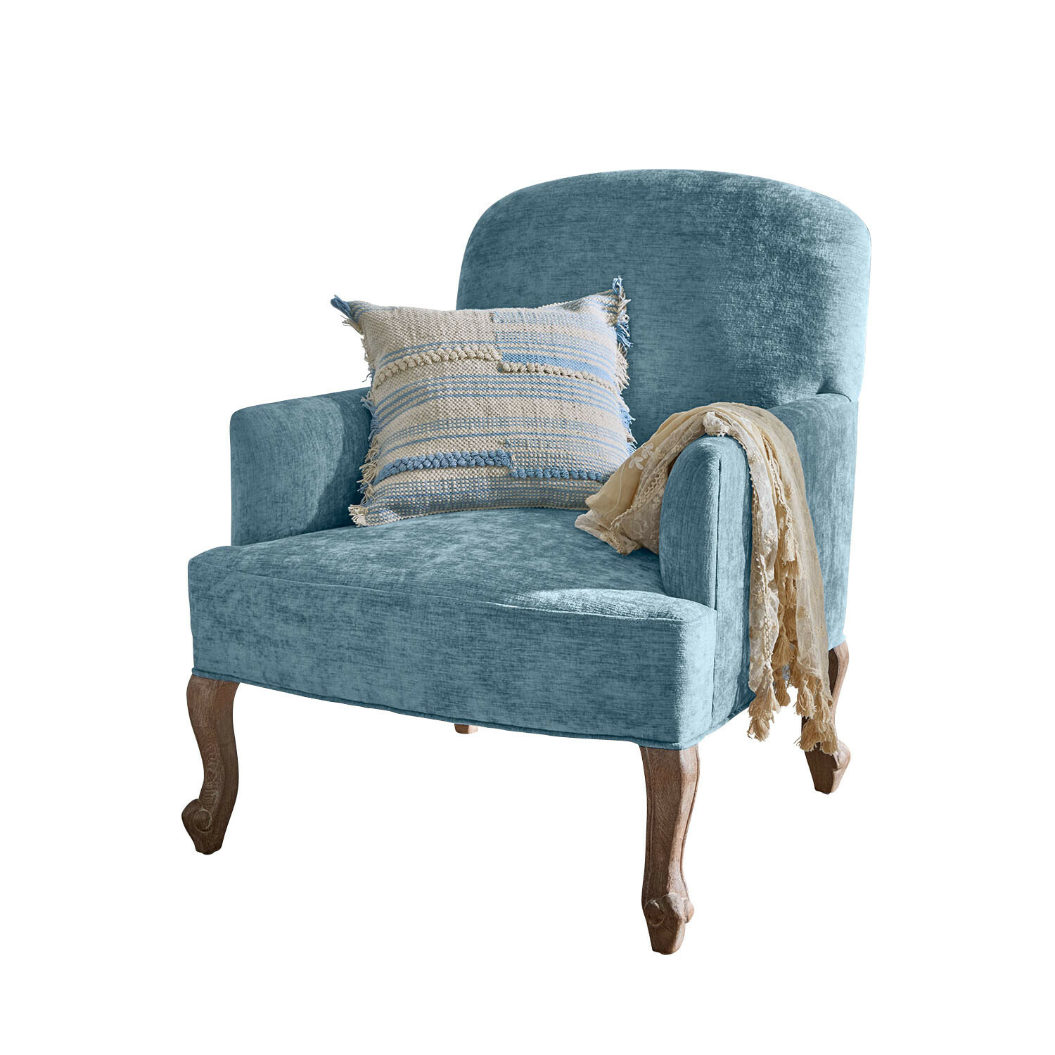 Fauteuil Clairmont Bleu Blauwe gestoffeerde fauteuil met houten poten, decoratief kussen en beige deken, comfortabele meubel