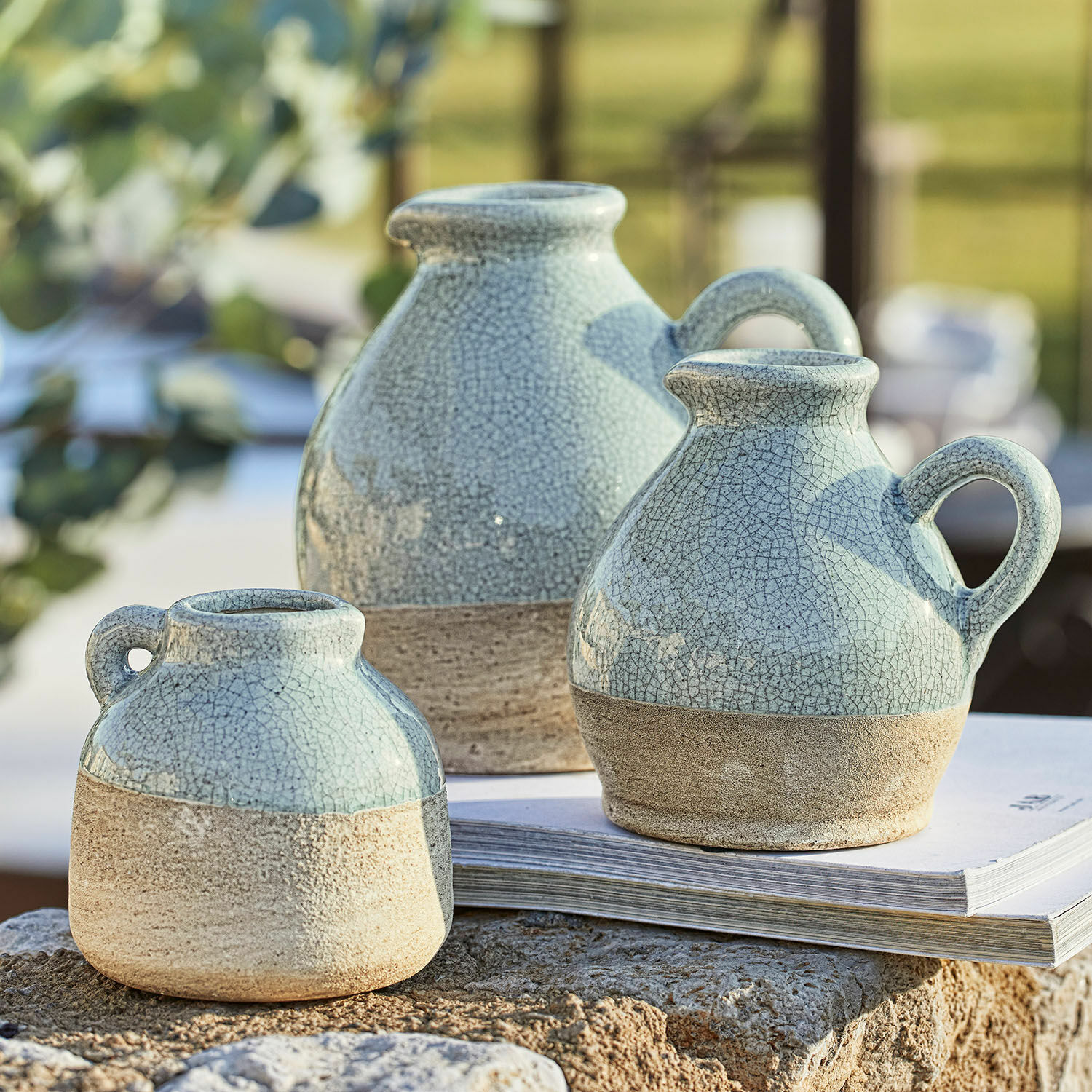 Set van drie blauw-beige keramische vazen met craquelé textuur, tafeldecoratie