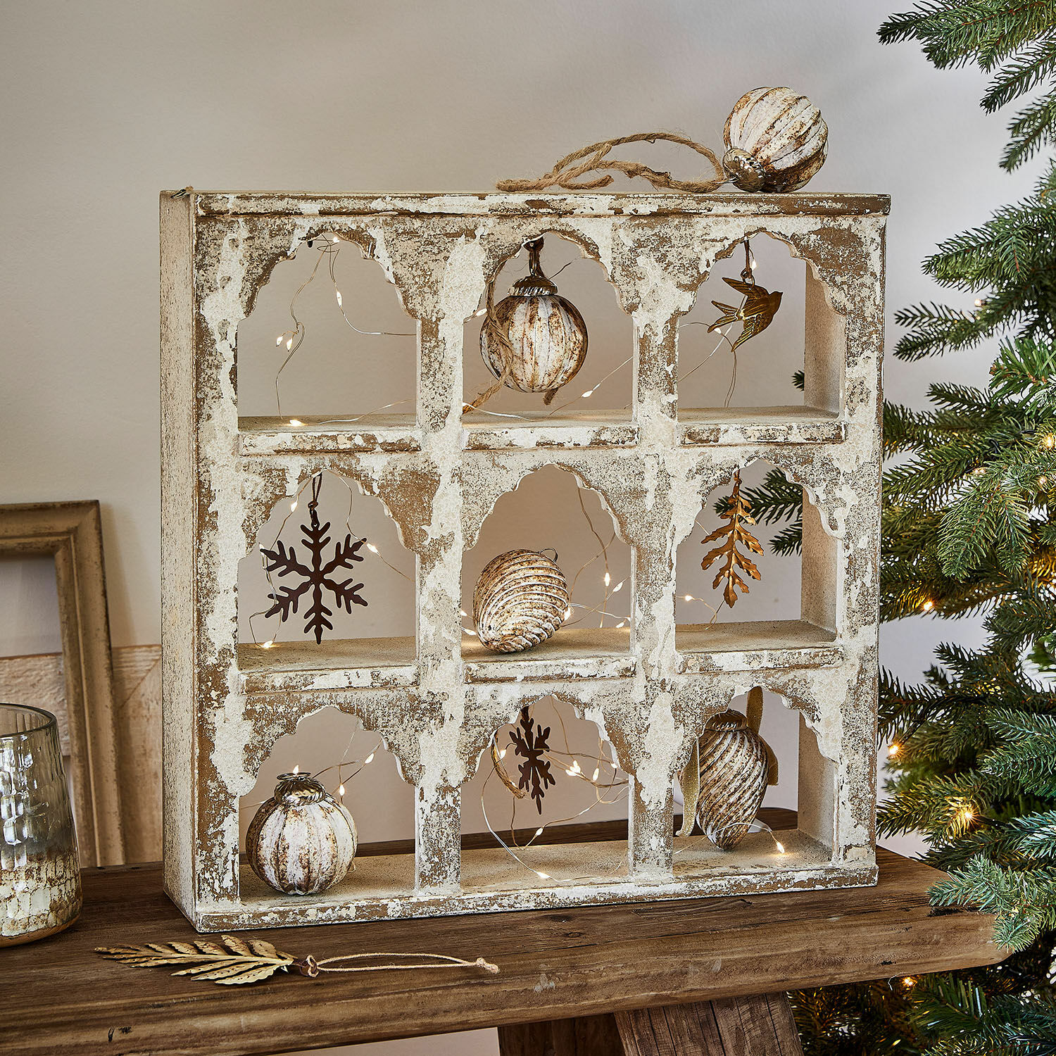 Wandorganizer Lorinique Rustieke houten kerstdecoratie met witte verweerde afwerking en LED-versiering op houten tafel