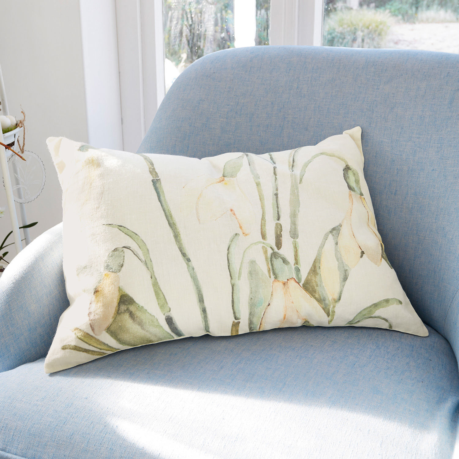 Kussenhoes Willmare Rechthoekig decoratief kussen van katoen in crème met groene en gele bloemenprint op blauwe stoel