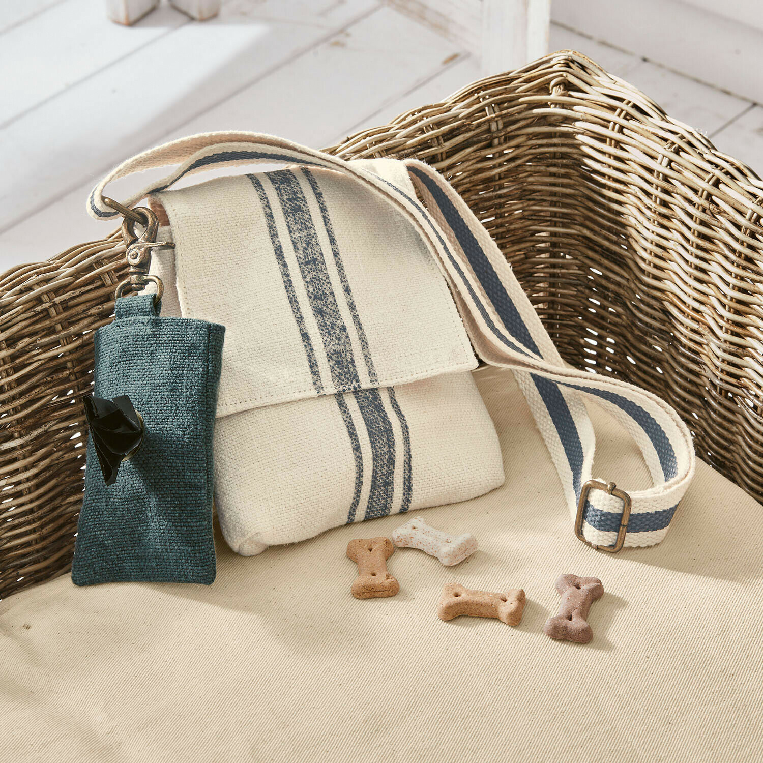 Tasje set van 2 Pawera Beige katoenen tas met blauwe strepen en etui voor hondensnoepjeszakjes