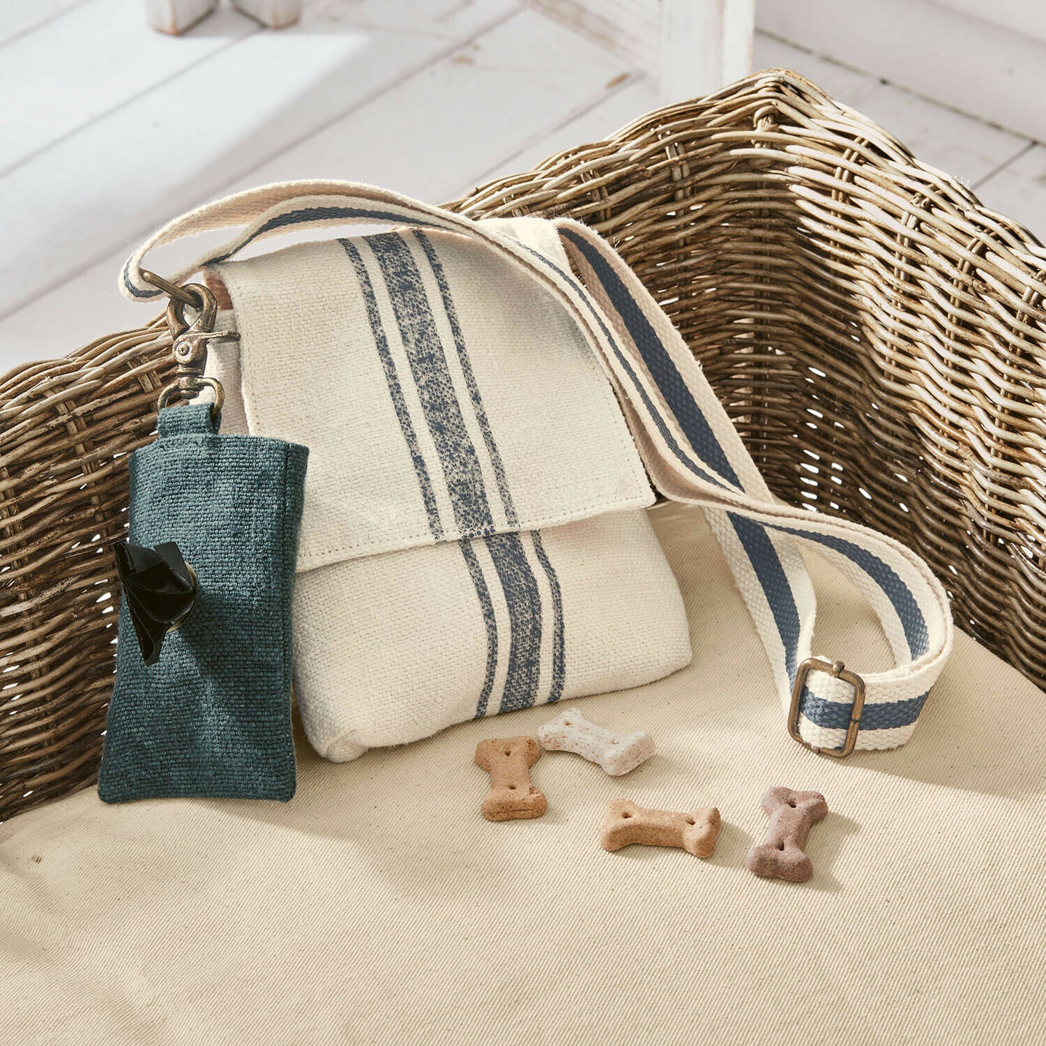 Tasje set van 2 Pawera Beige katoenen tas met blauwe strepen en etui voor hondensnoepjeszakjes