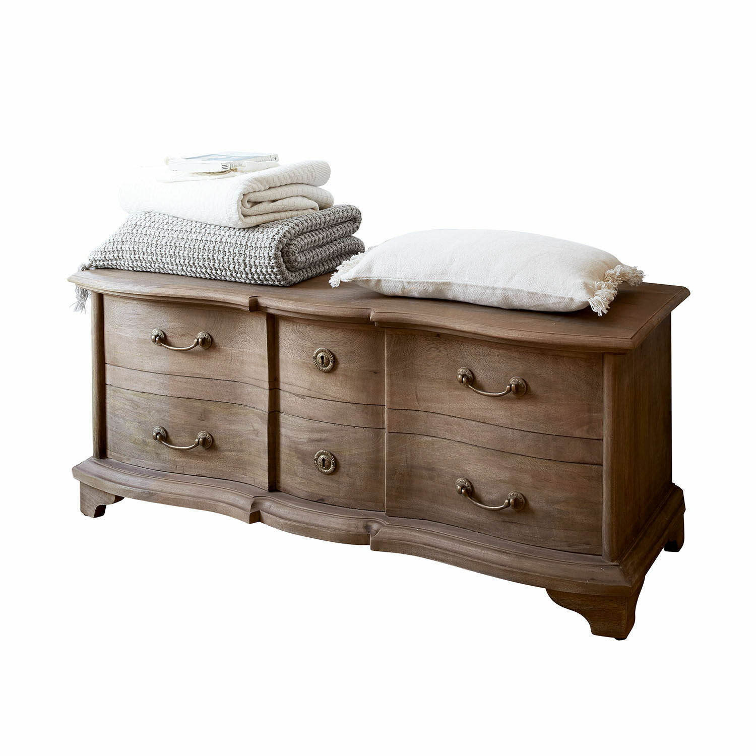 Kist Aiguillon Houten dressoir met golvende fronten en metalen handgrepen, versierd met kussen en dekens