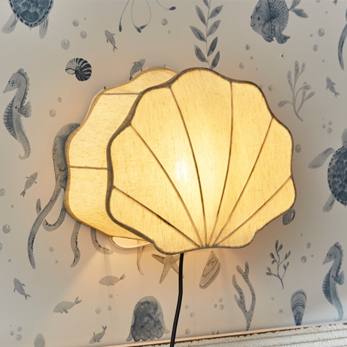 Wandlamp in schelpvorm van warmgekleurde stof, decoratie voor kinderkamer