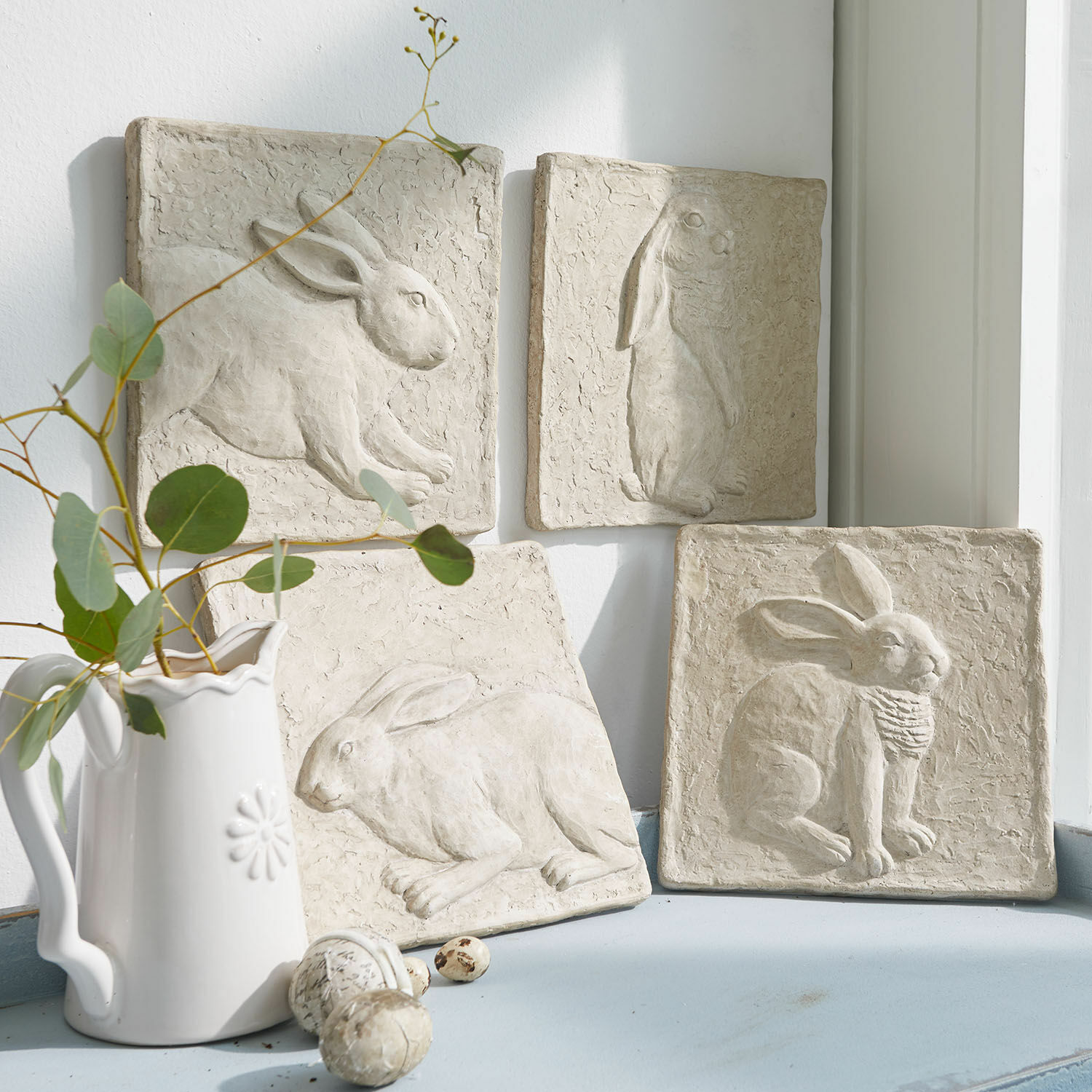Afbeelding set van 4 Cervique Vier decoratieve beige tegels met konijnenreliëf, rustieke wanddecoratie voor binnen