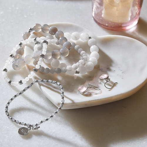 Sieradenset met witte en grijze stenen op hartvormig marmeren bord, fijne oorbellen en armband