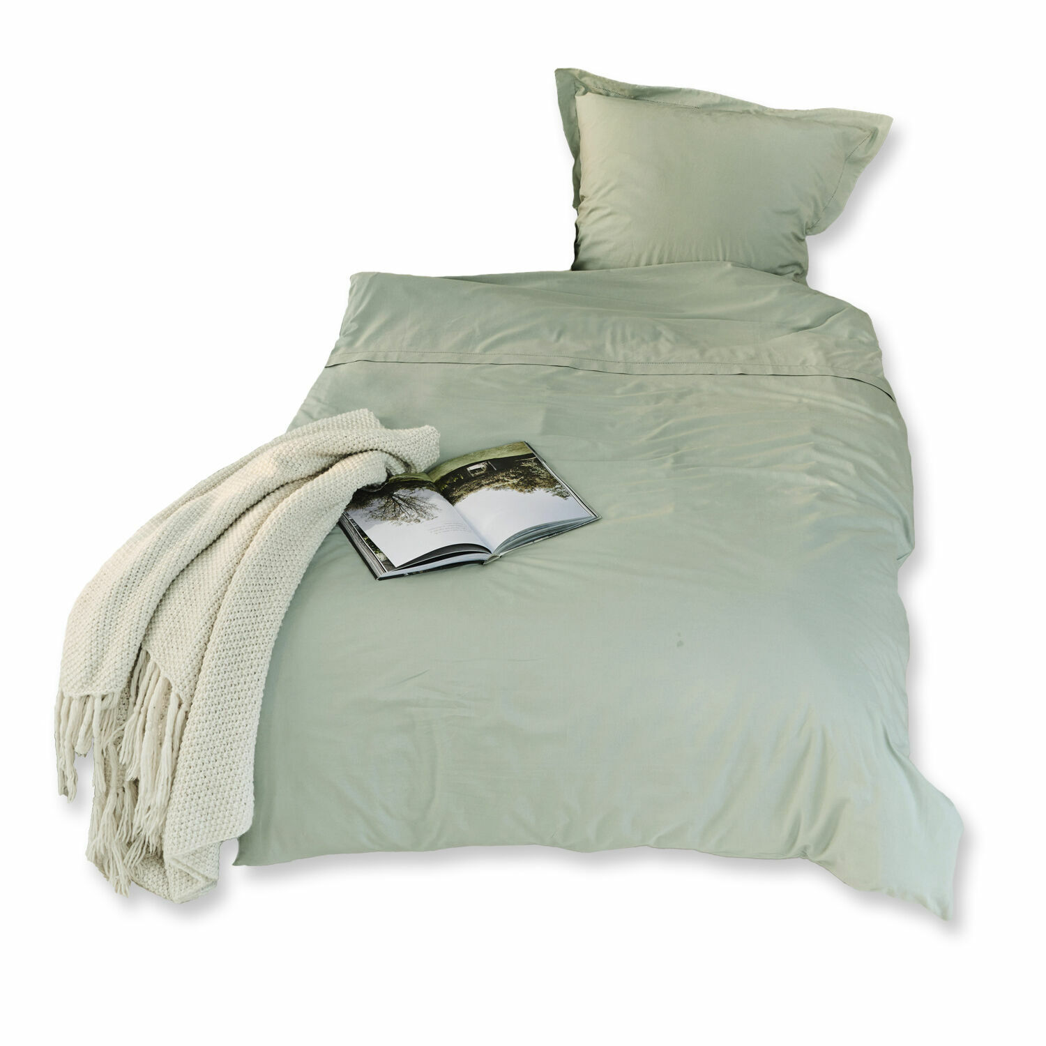 Groene Grosseto katoenen beddengoed met crème deken en boek op het bed