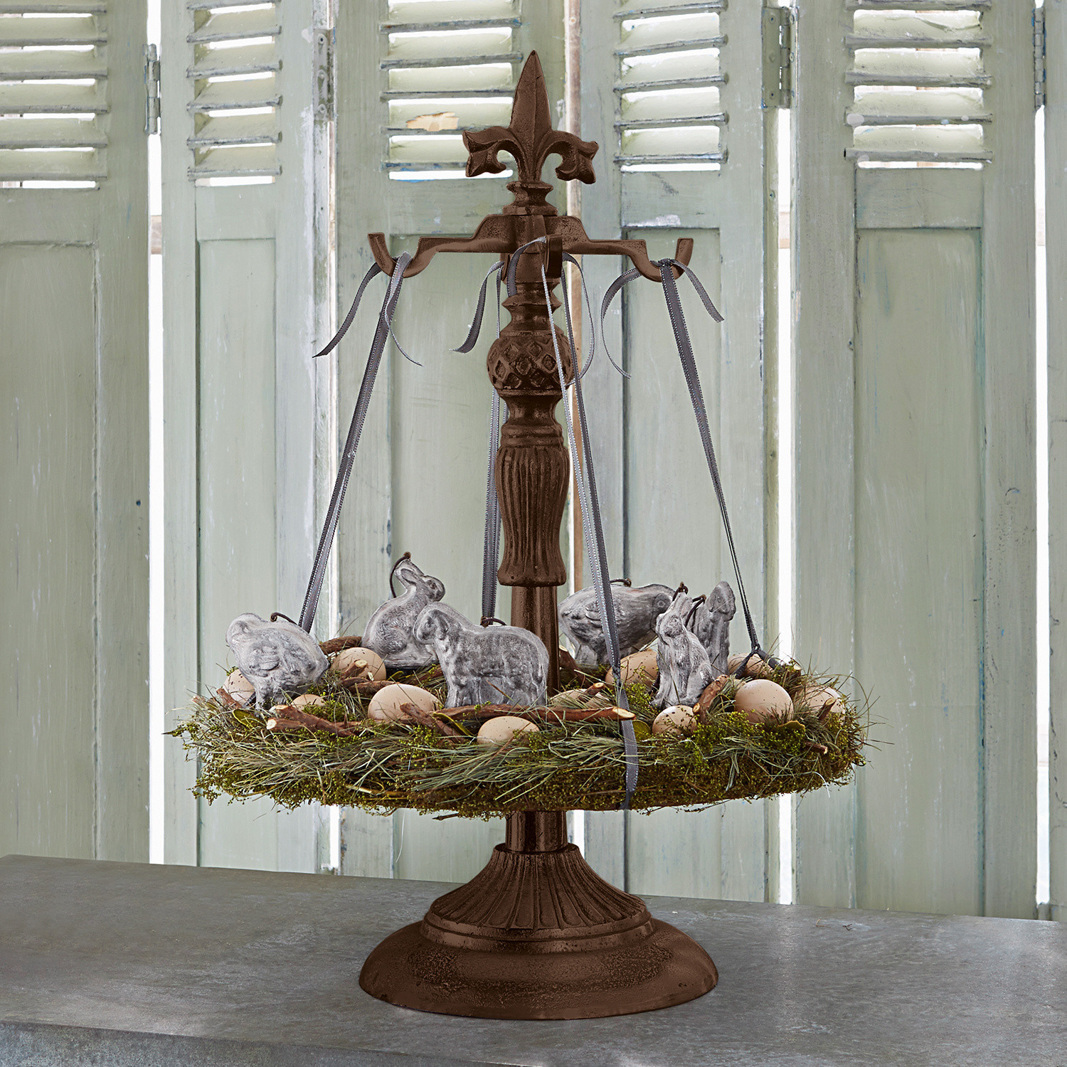 Kranshouder Antwan Decoratieve metalen standaard met hangende groene paasdecoratie met eieren en dierenfiguren