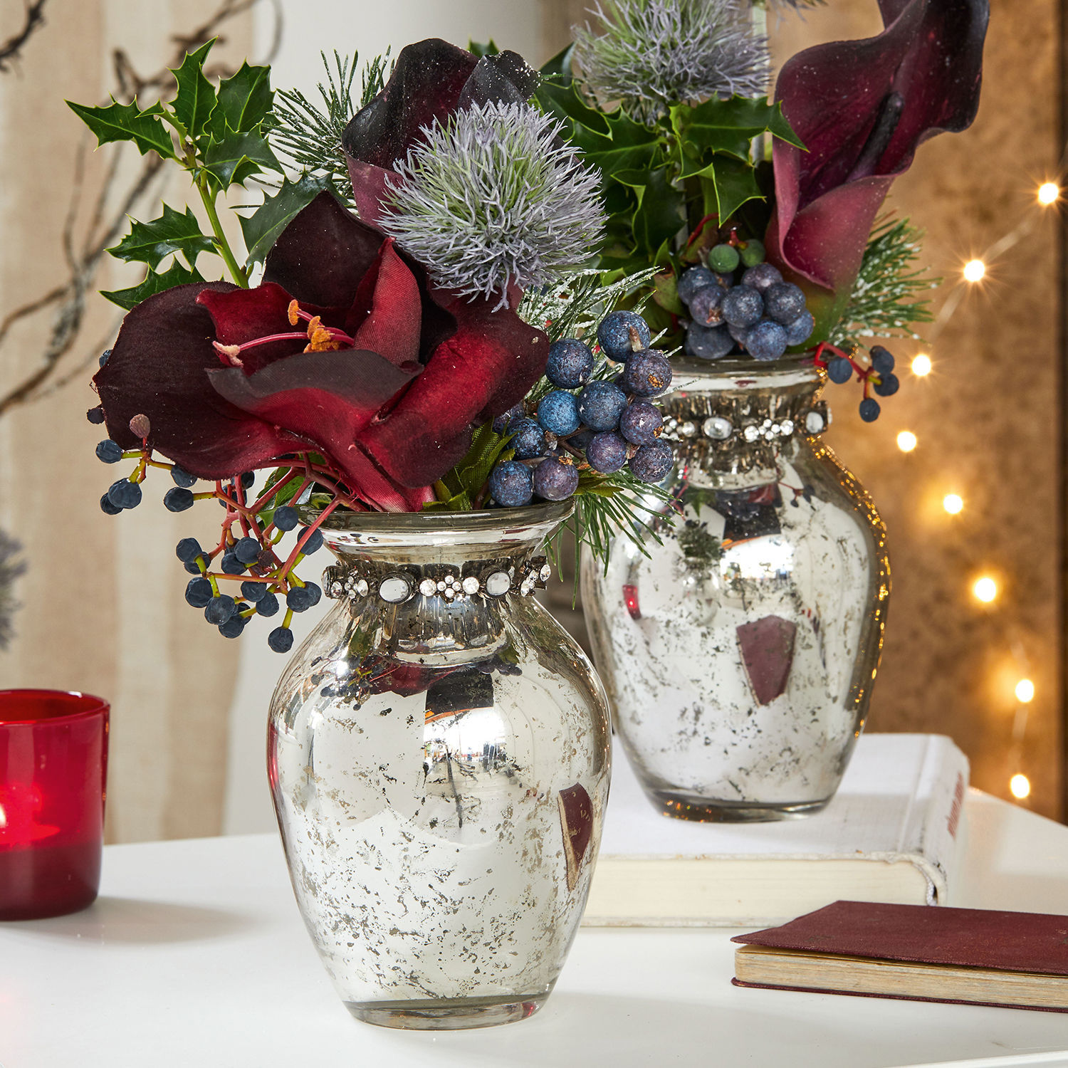 Vaas set van 2 Louna Zilverkleurige decoratieve vaas met versierde rand, donkerrode bloemen en groene bladeren als tafeldecoratie