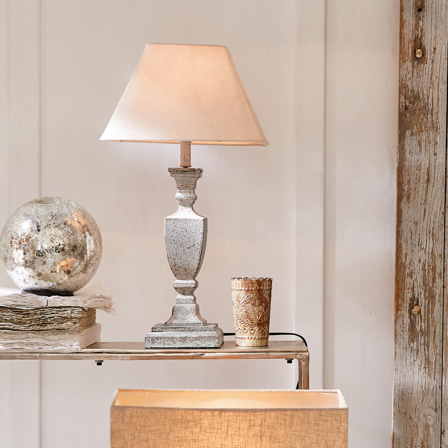 Tafellamp Gorham Tafellamp van wit metaal met beige kap in vintage stijl voor interieurdecoratie