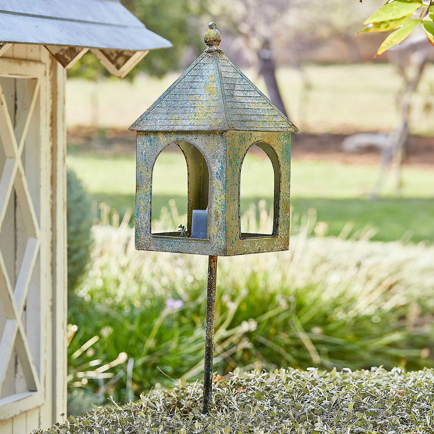 Vogelhuisje Vallorin Metalen tuinlantaarn in vintage stijl met groene en gele patina, decoratieve buitenverlichting