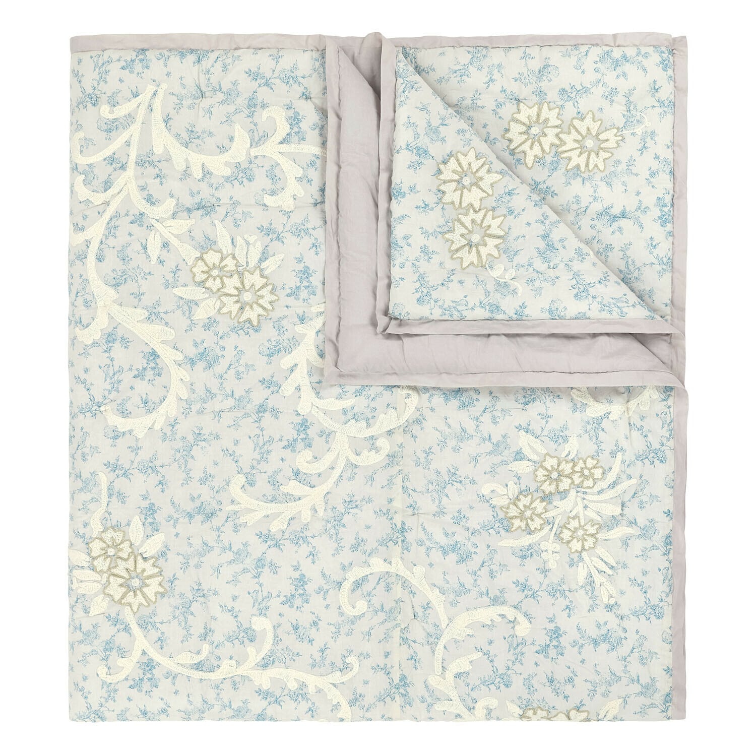 Quilt Rocaille Étoilée Fijn katoenen sprei lichtblauw met crèmekleurige bloemenborduursels, decoratief beddengoed
