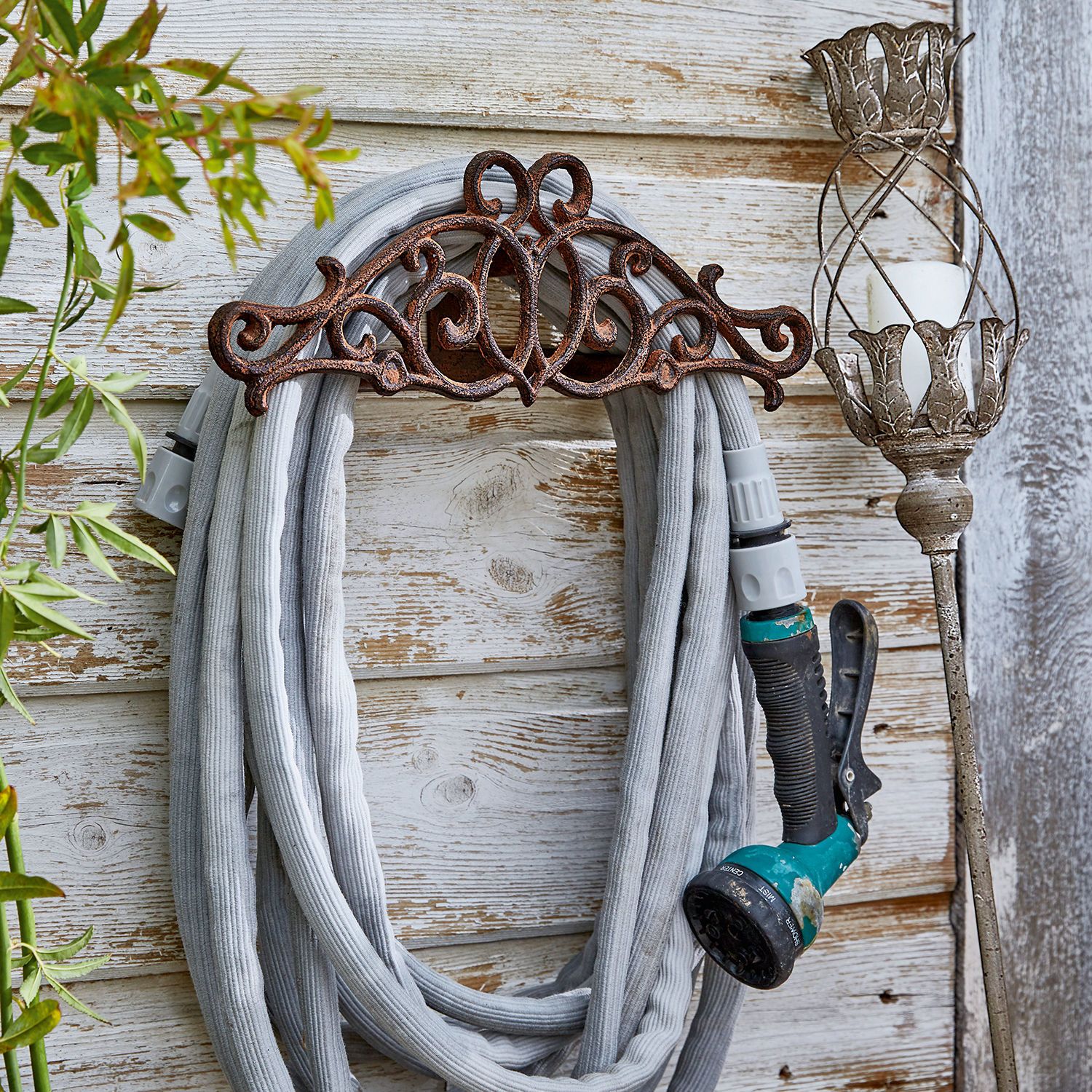 Slanghaspel Dorhal Decoratieve metalen houder voor tuinslang in vintage stijl aan houten muur