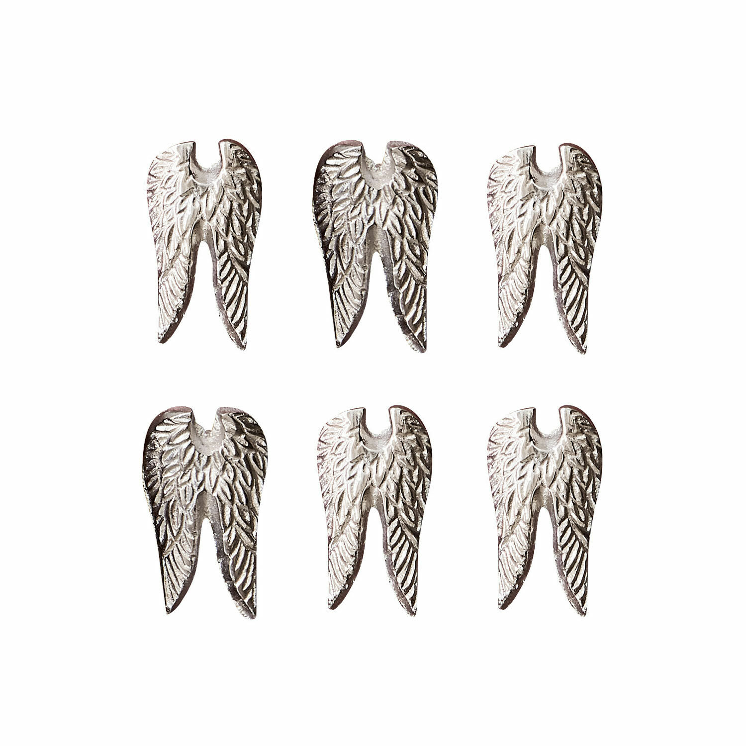 Zes zilverkleurige metalen hangers in vleugelvorm met veerdetails op witte achtergrond