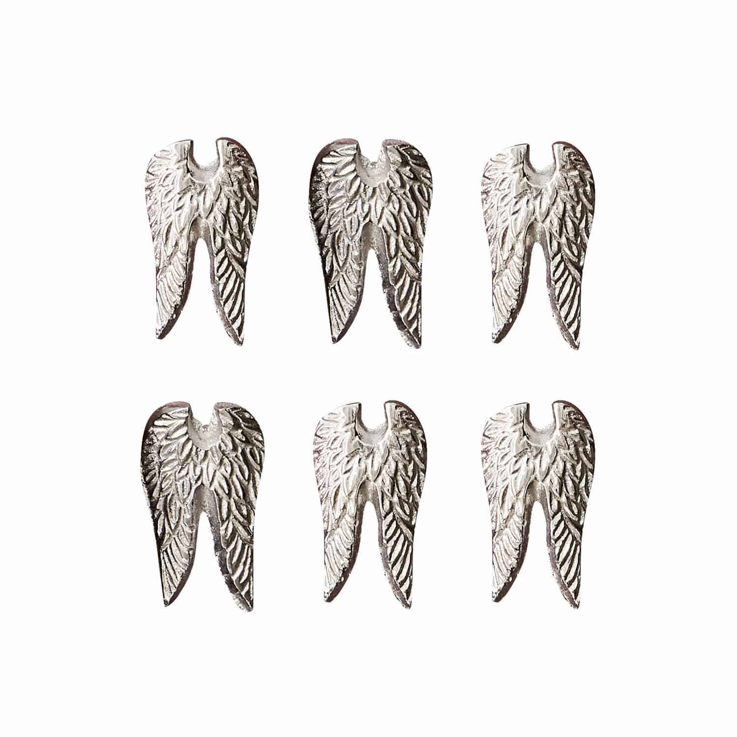 Decoratiepin set van 6 Abele Zes zilverkleurige metalen hangers in vleugelvorm met veerdetails op witte achtergrond