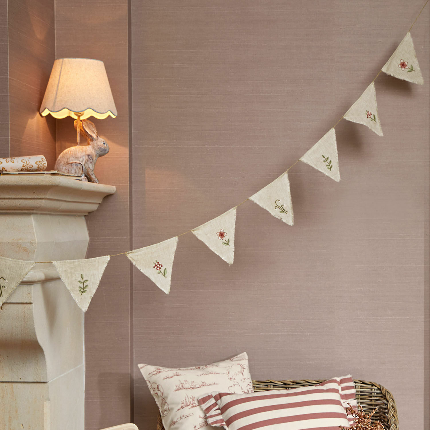 Vlaggenlijn Viyan Decoratieve slinger van natuurlijke stof met geborduurde bloemen op beige achtergrond voor interieur