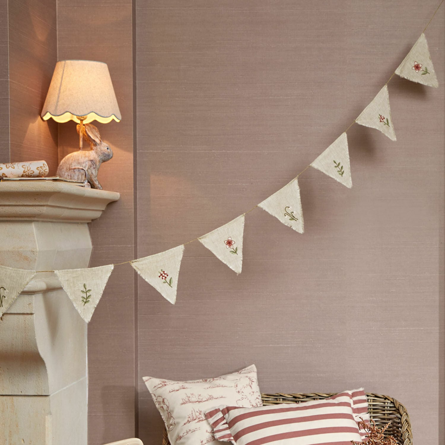 Vlaggenlijn Viyan Decoratieve slinger van natuurlijke stof met geborduurde bloemen op beige achtergrond voor interieur