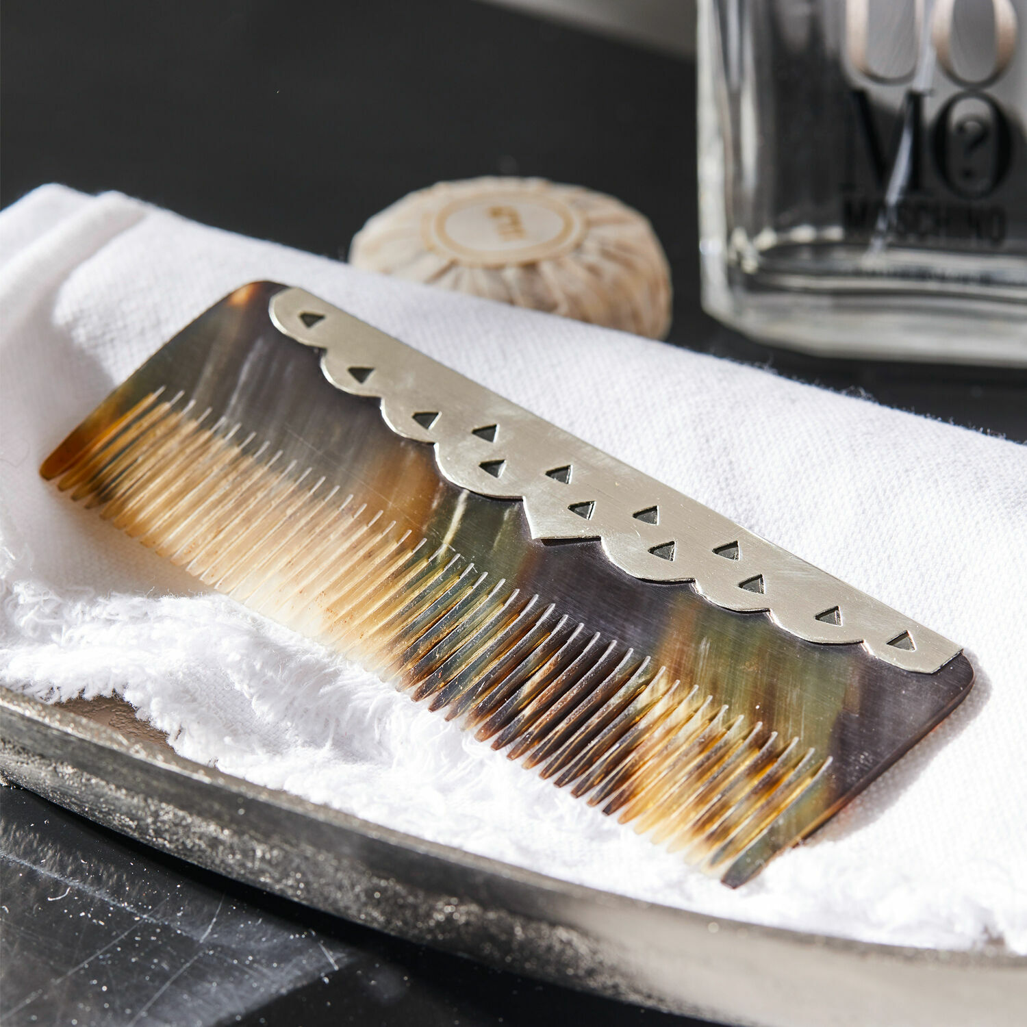 Hoornkam met decoratieve metalen rand in natuurlijke bruine tinten, haarverzorgingsaccessoire