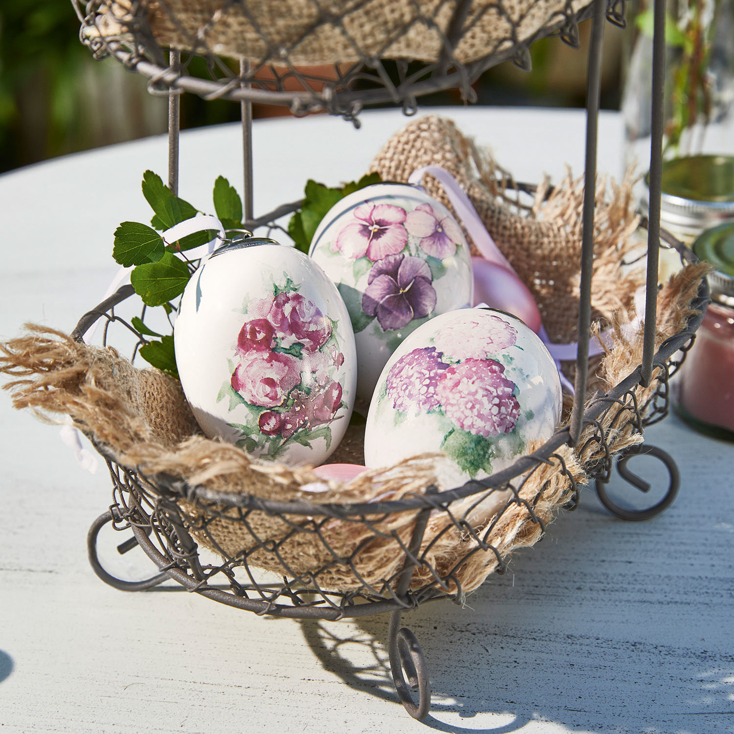 Paasei, set van 3 Maurine Witte decoratieve eieren met bloemenpatronen in metalen mand op tuintafel