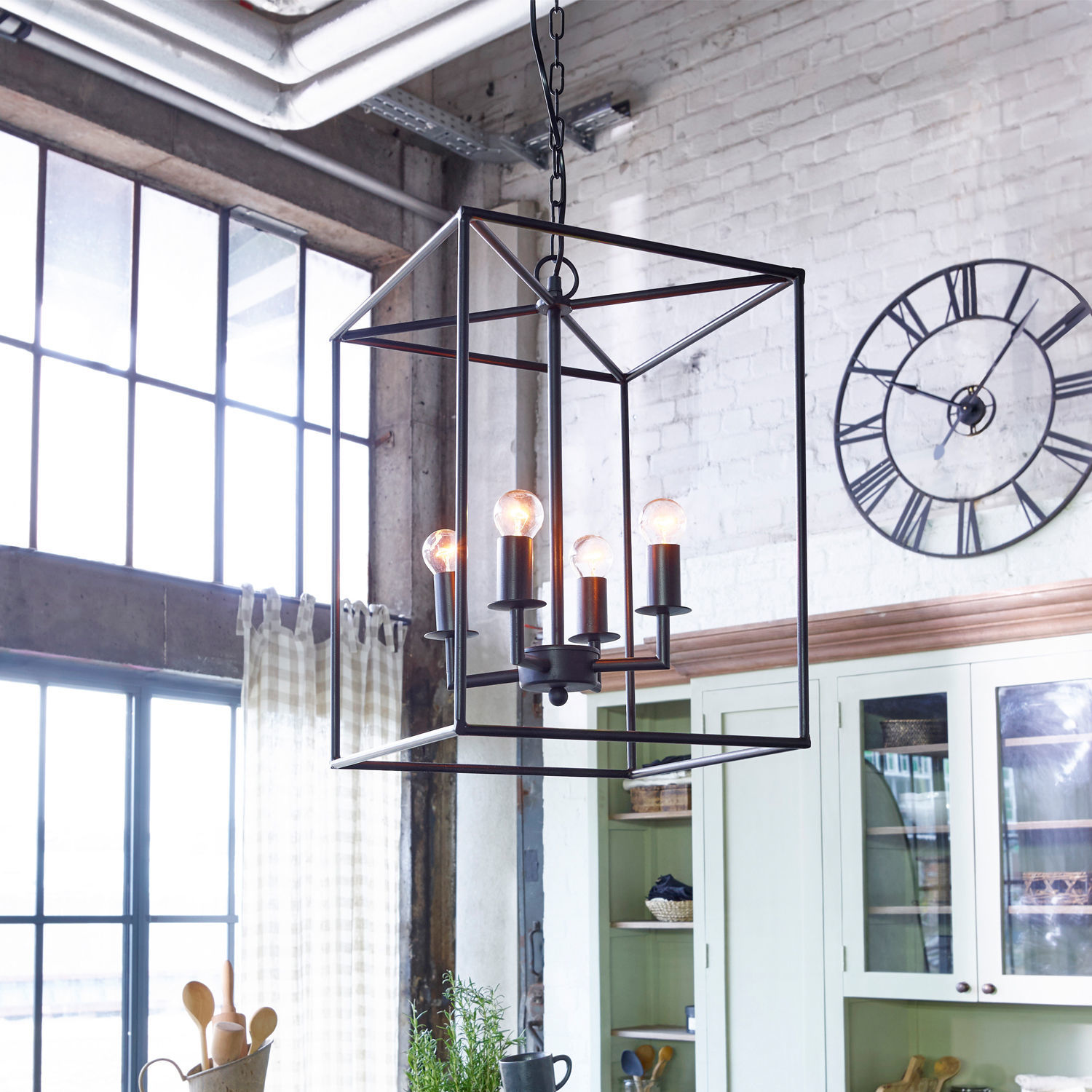 Zwarte metalen hanglamp in kubusvorm met vijf lampen in industriële stijl