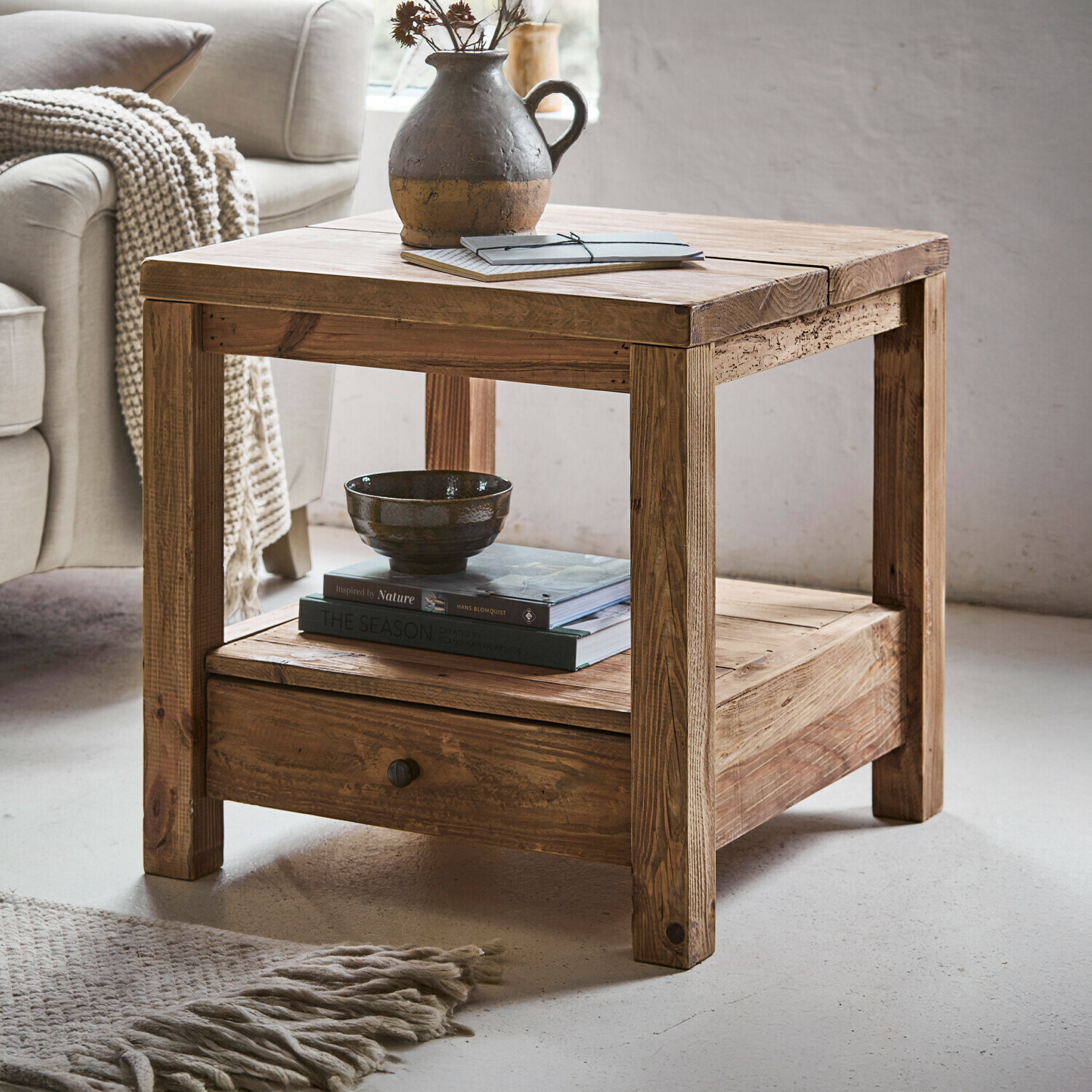 Bijzettafel Iven Vierkante salontafel van natuurlijk grenenhout met lade en plank voor boeken in woonkamer