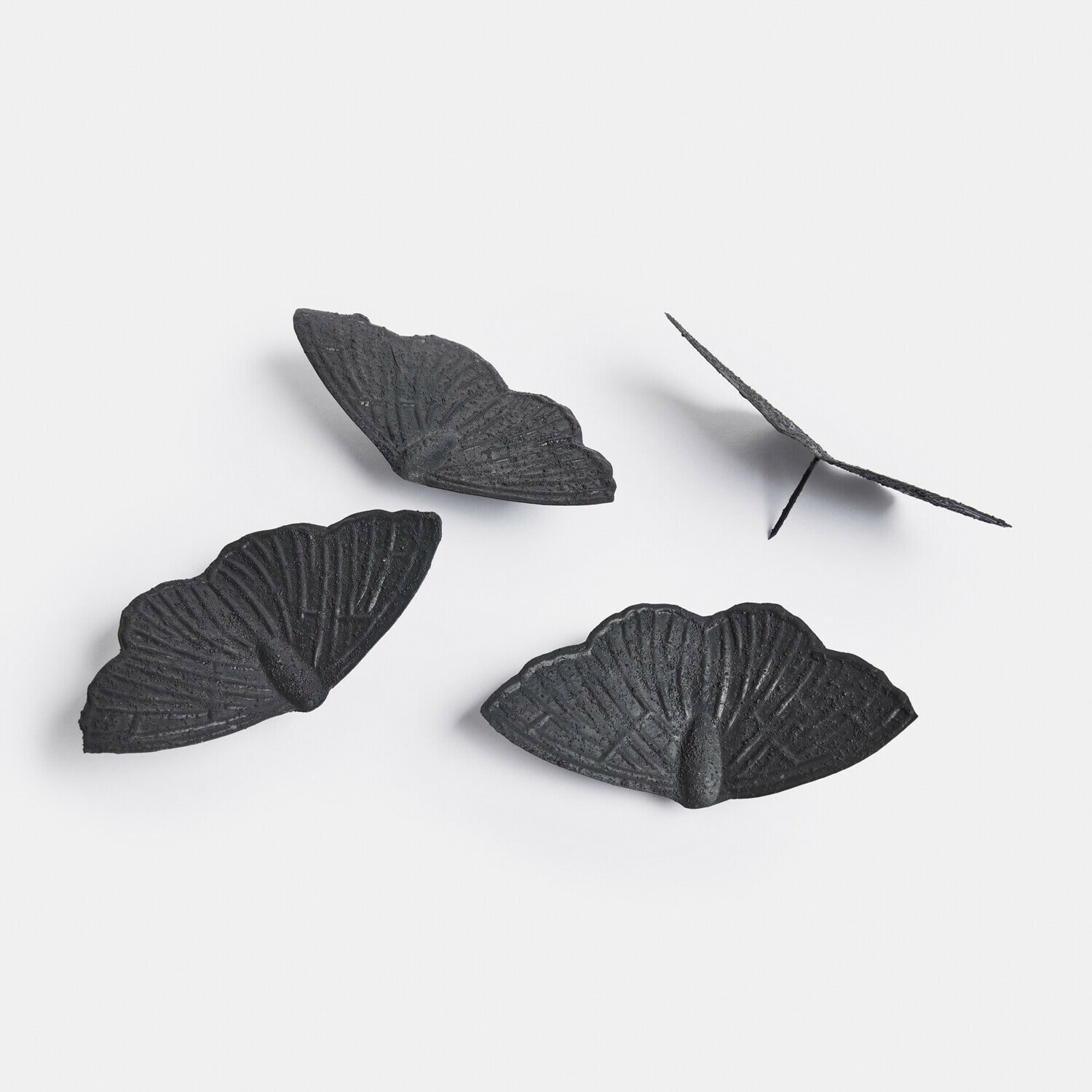 Decoratiepin set van 4 Orlenaith Vier zwarte metalen decoratieve vlinders met textuur, wanddecoratie voor binnen en tuin